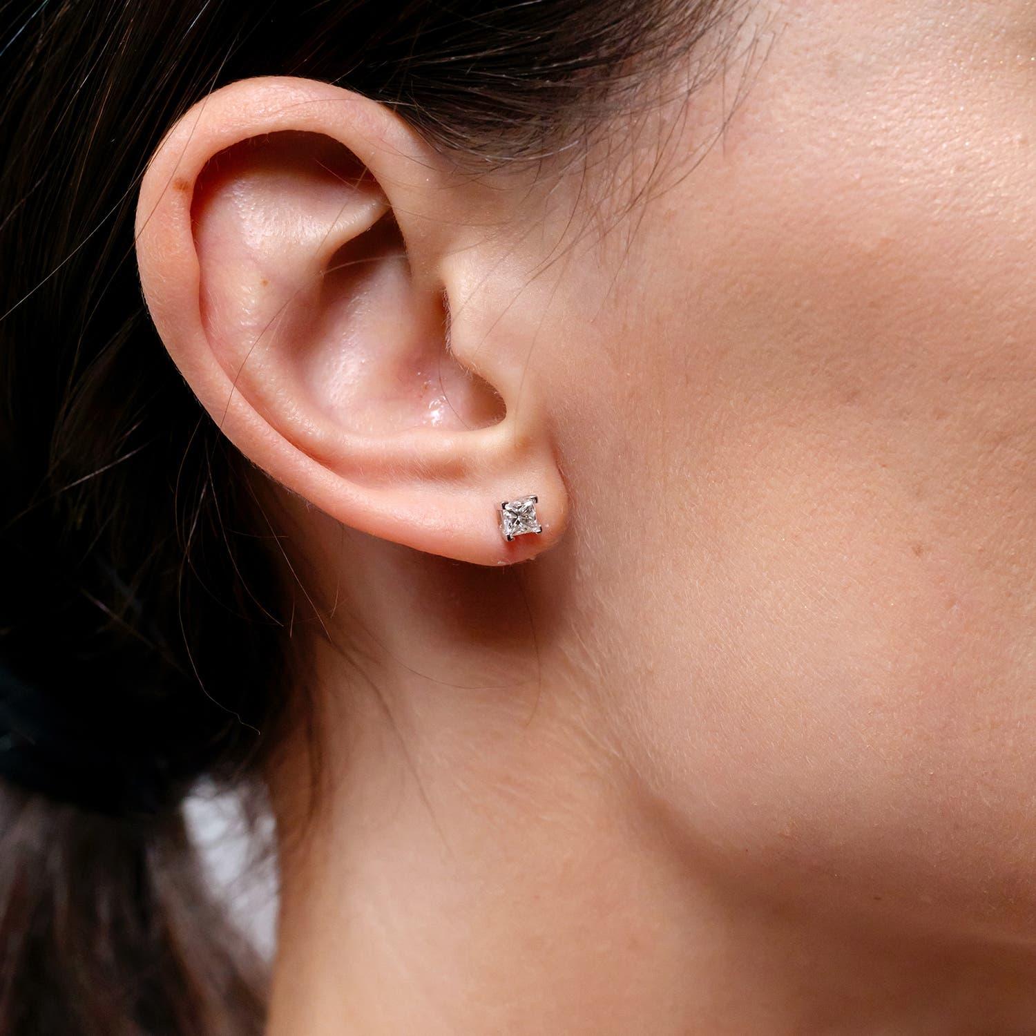 Taille princesse Angara - Boucles d'oreilles en or massif 14 carats avec diamants de taille princesse sertis en V en vente