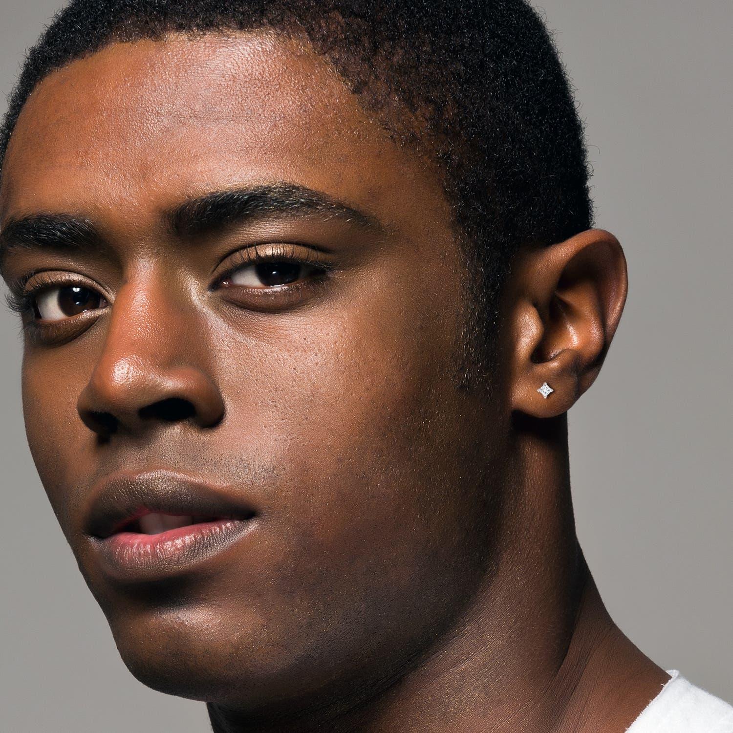 Angara - Boucles d'oreilles en or massif 14 carats avec diamants de taille princesse sertis en V en vente 1