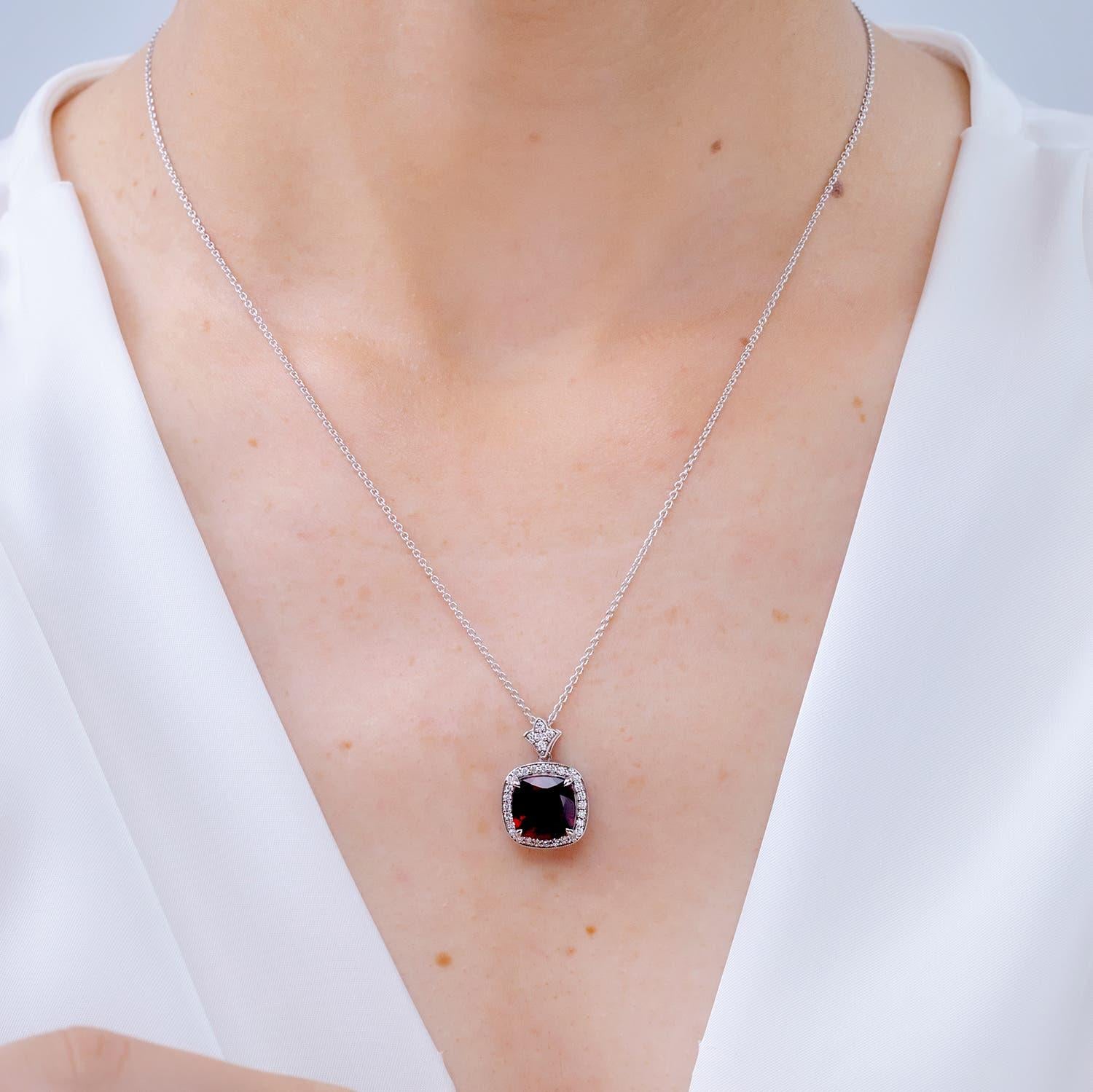 Moderne Angara Natural Vintage Inspired Cushion 4.2 ct Garnet Halo Pendant in 14K Gold en vente