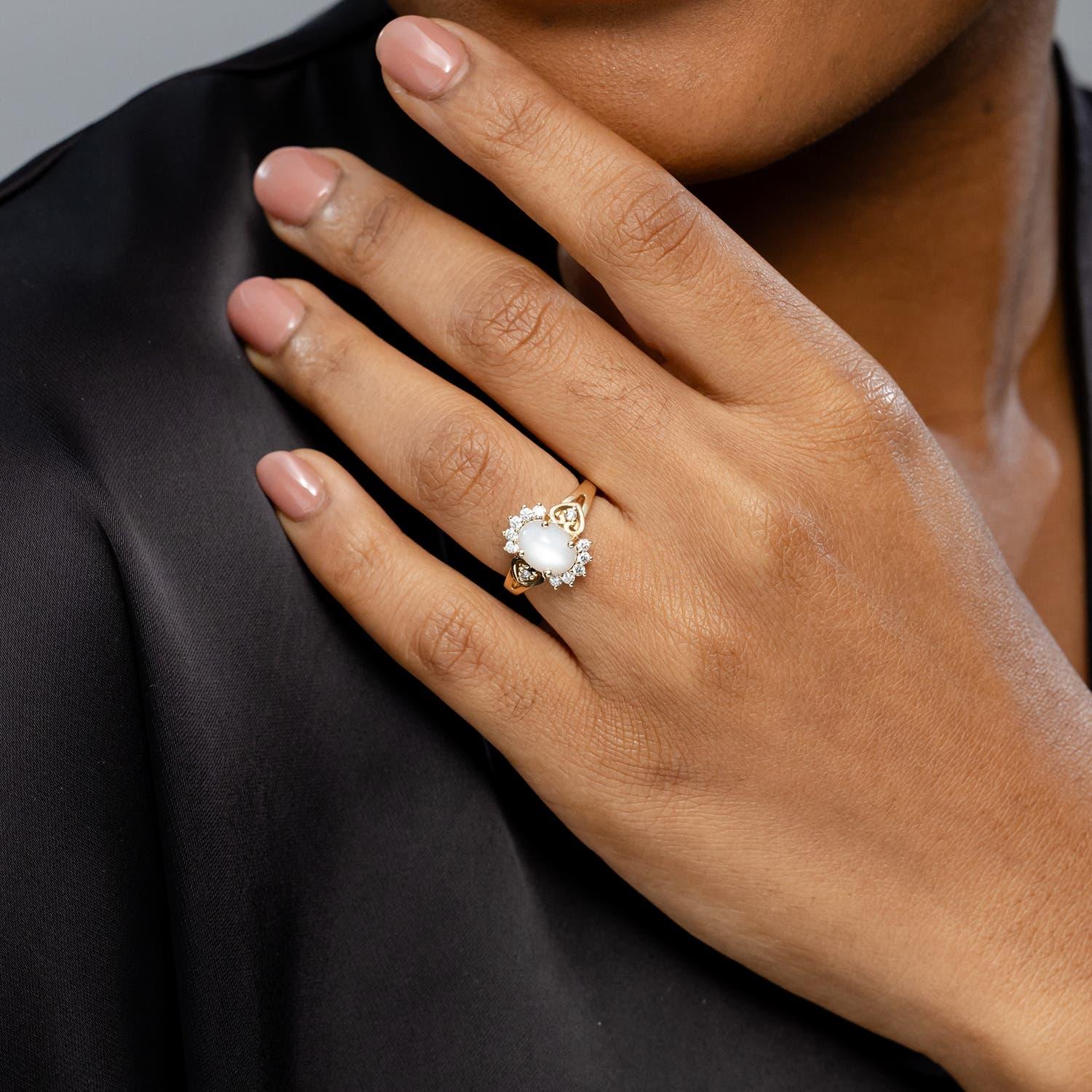 Moderne Angara Natural Vintage Inspired Oval 1.7ct Moonstone Halo Ring in 14K Solid Gold (Bague de halo en pierre de lune ovale d'inspiration vintage) en vente