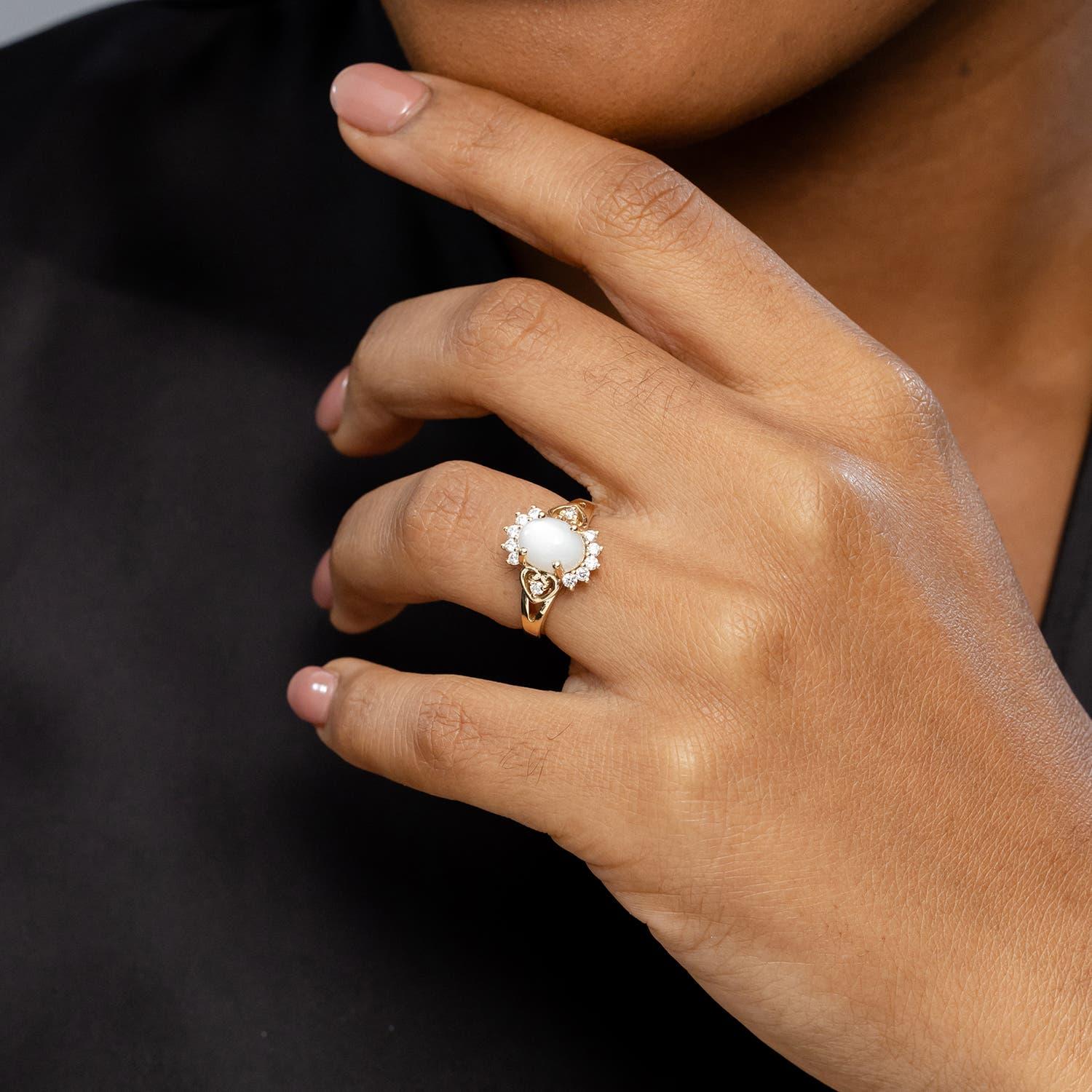 Taille ovale Angara Natural Vintage Inspired Oval 1.7ct Moonstone Halo Ring in 14K Solid Gold (Bague de halo en pierre de lune ovale d'inspiration vintage) en vente