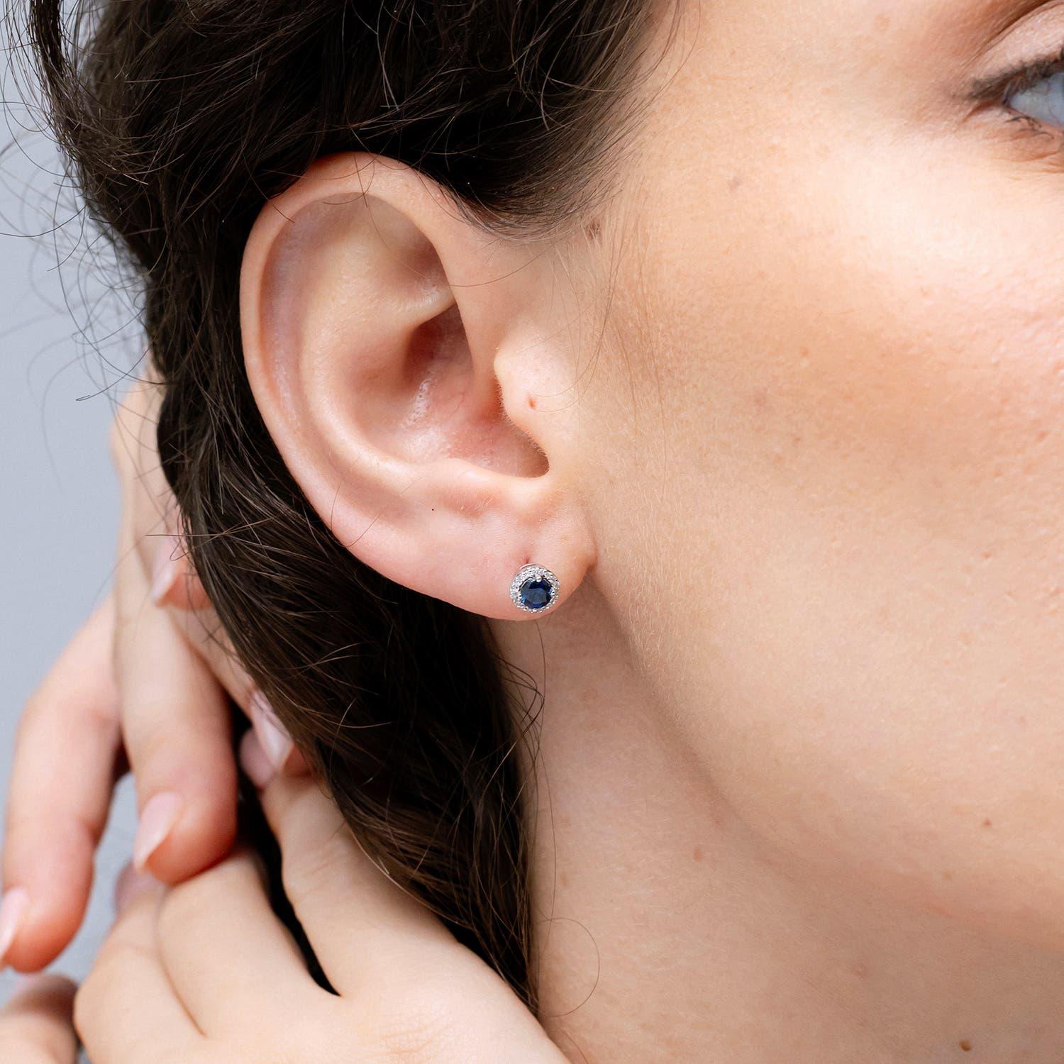 Angara Natürliche Vintage-inspirierte runde blaue Saphir Ohrstecker in 14K Gold (Moderne) im Angebot