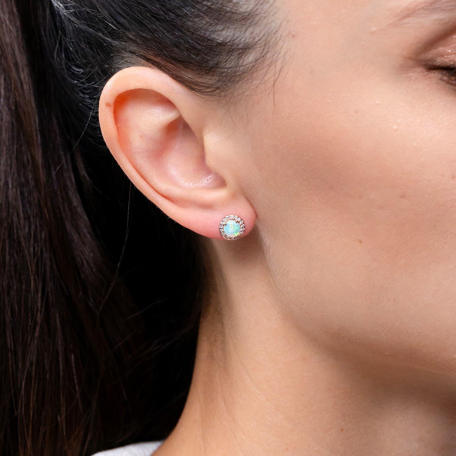 Pendientes de oro macizo de 14 quilates con halo de ópalo redondo inspirado en la época natural de Angara Moderno en venta
