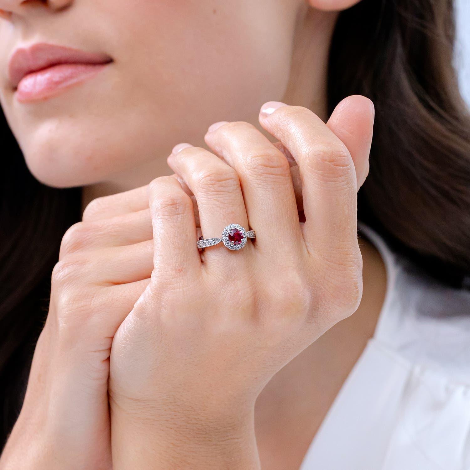 Angara Natural Vintage inspiriert Rubin Ring mit Diamant Halo in 14K massivem Gold (Moderne) im Angebot
