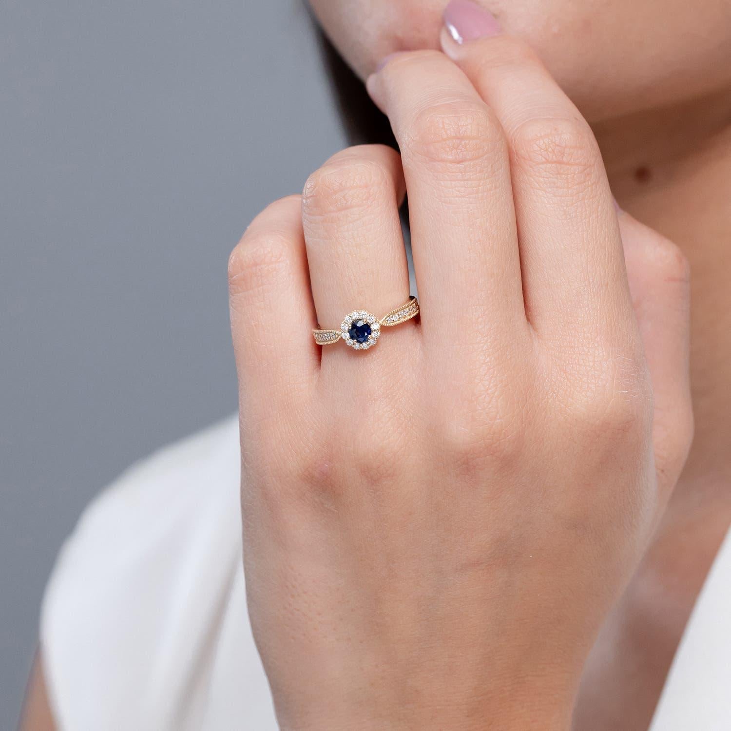 Angara Anillo de zafiro natural de inspiración vintage con halo de diamantes Oro macizo de 14 quilates Moderno en venta