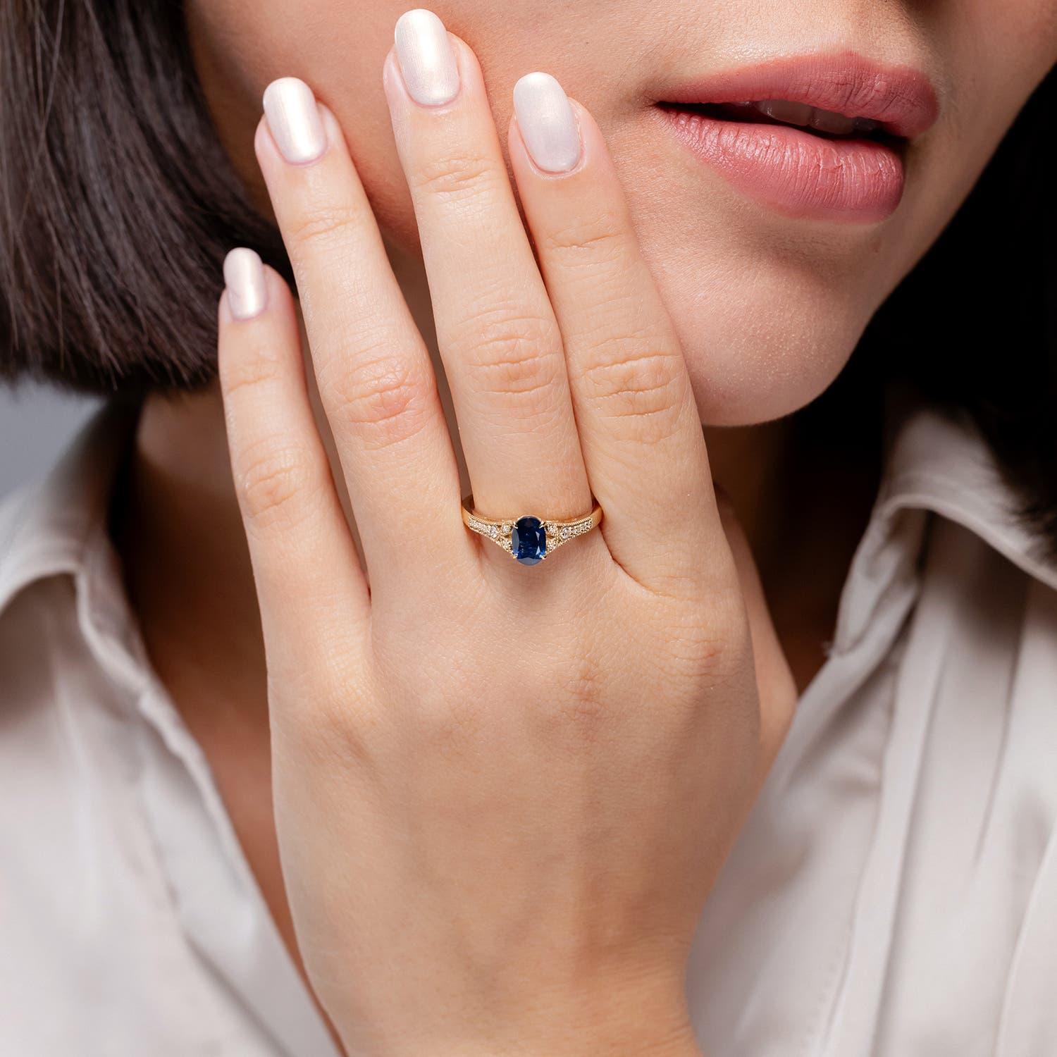 Angara natürlichen Vintage ovalen Saphir Solitär Verlobungsring in 14K massivem Gold (Moderne) im Angebot