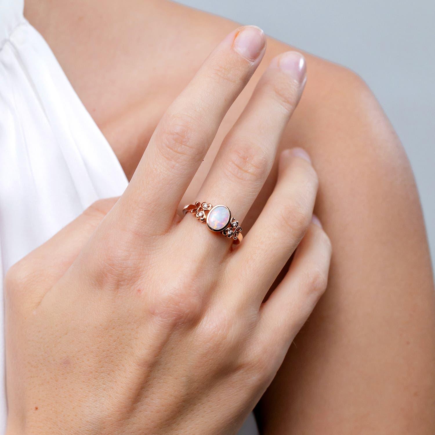 Angara Natural Vintage Style Lünette-Set Oval Opal Ring mit Diamanten in 14K Gold (Moderne) im Angebot