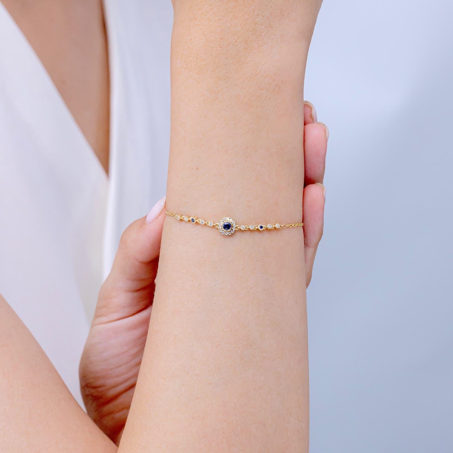 Angara Brazalete de zafiro y diamantes naturales engastados en bisel estilo vintage en oro de 14 quilates Moderno en venta