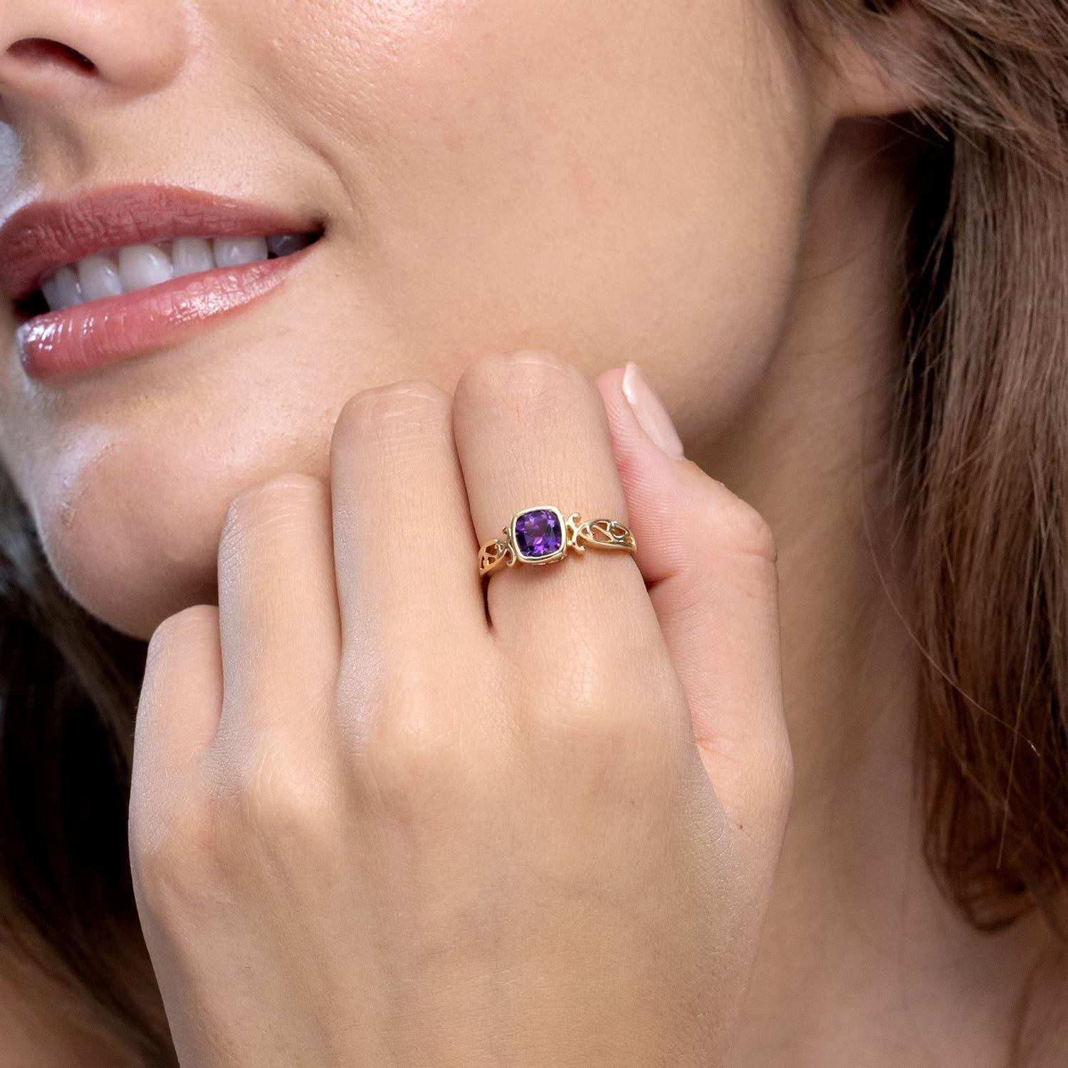 Angara natürlichen Vintage-Stil Kissen Amethyst Solitär Ring in 14K massivem Gold (Moderne) im Angebot