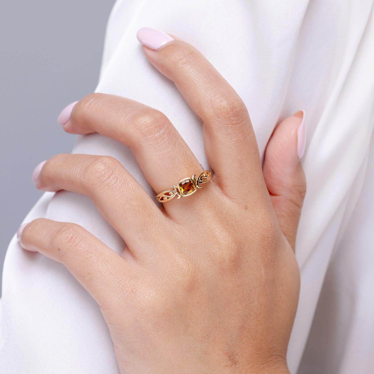 Moderno Anello solitario con citrino a cuscino in stile vintage naturale di Angara in oro massiccio 14K in vendita