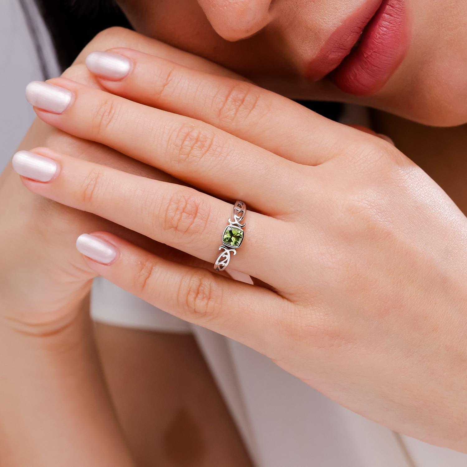 Moderno Anello solitario con peridoto a cuscino in stile vintage naturale di Angara in oro massiccio 14K in vendita