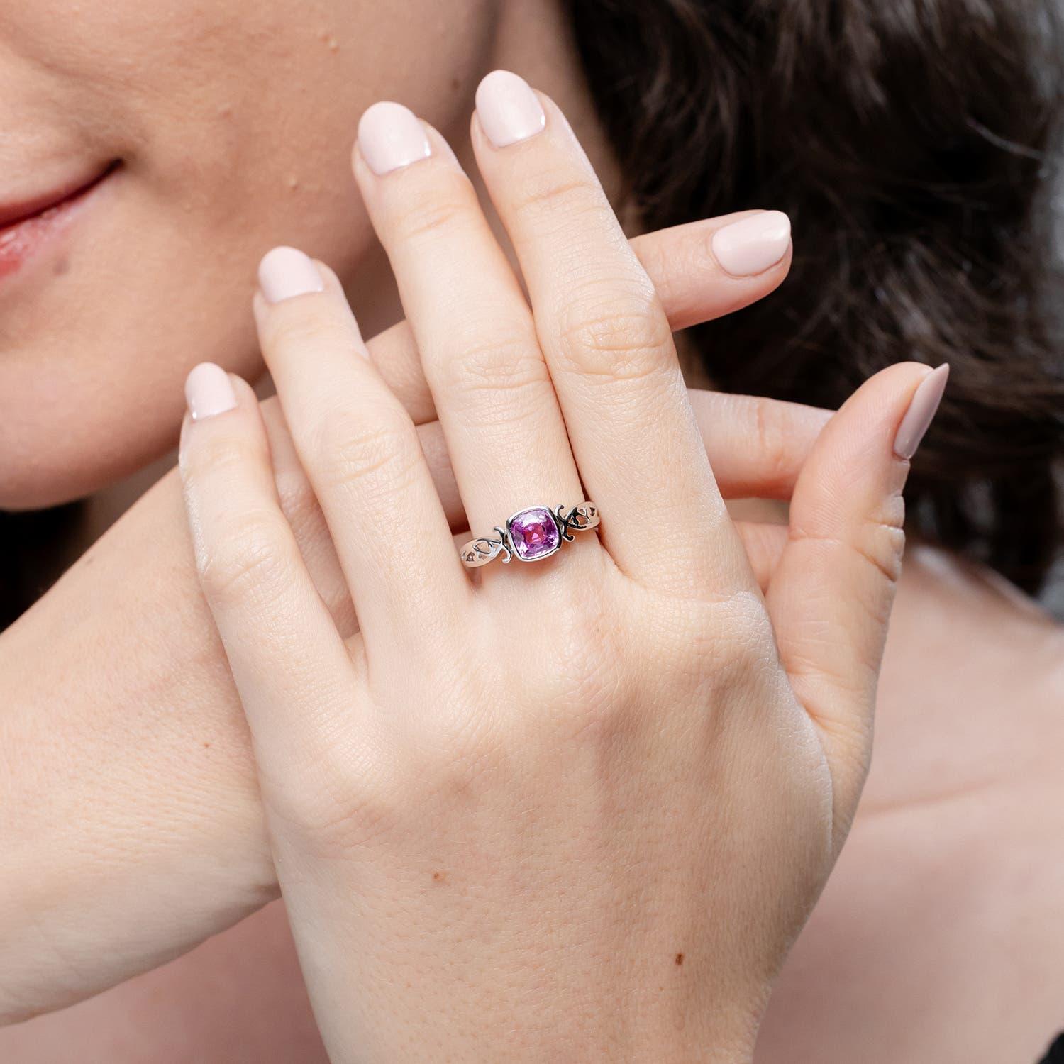 Angara natürlichen Vintage-Stil Kissen rosa Saphir Solitär-Ring in 14K Gold (Kissenschliff) im Angebot