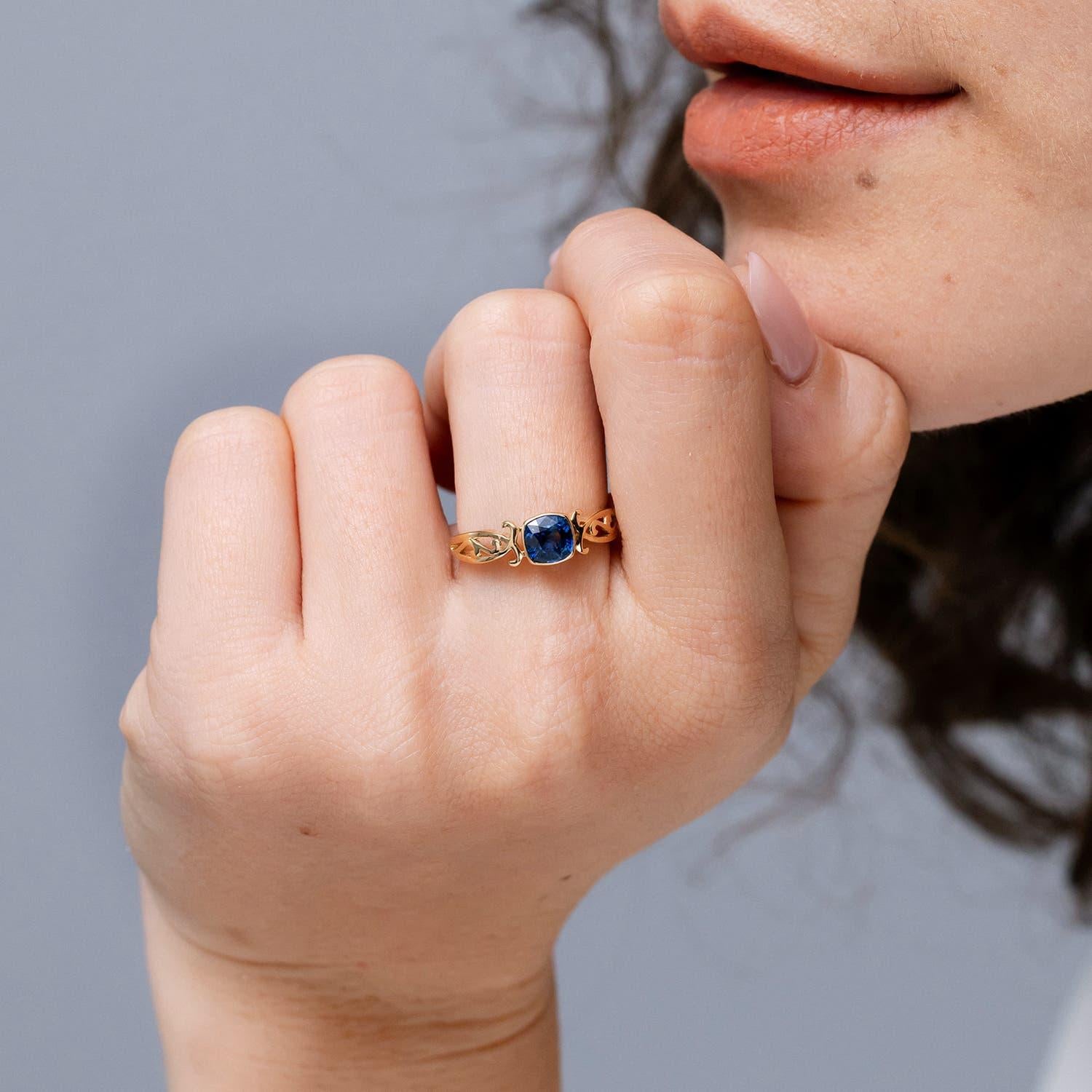 Angara Anillo solitario de zafiro en cojín de estilo vintage natural en oro macizo de 14 quilates Moderno en venta