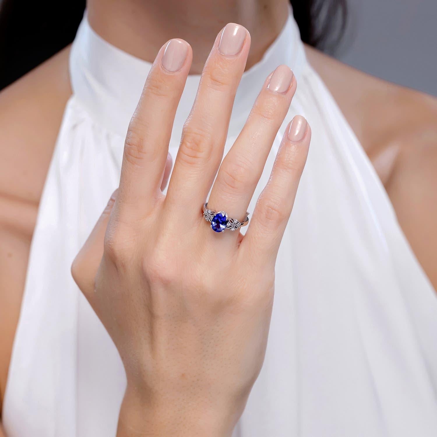 Angara Natural Vintage Style Oval 1,25ct Tanzanite Ring mit Diamant in 14K Gold (Moderne) im Angebot
