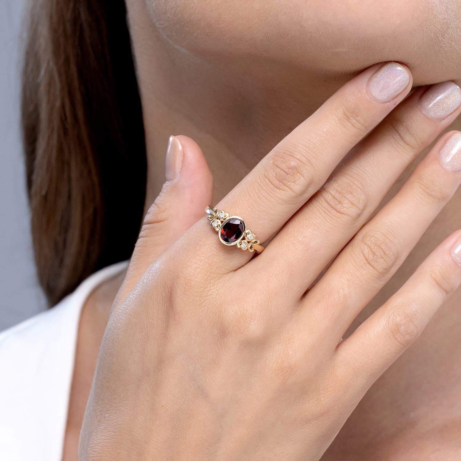 Moderne Angara Natural Vintage Style Oval 1.45 ct Garnet Ring with Diamonds in 14K Gold (bague en grenat ovale de 1.45 ct avec diamants en or 14K) en vente