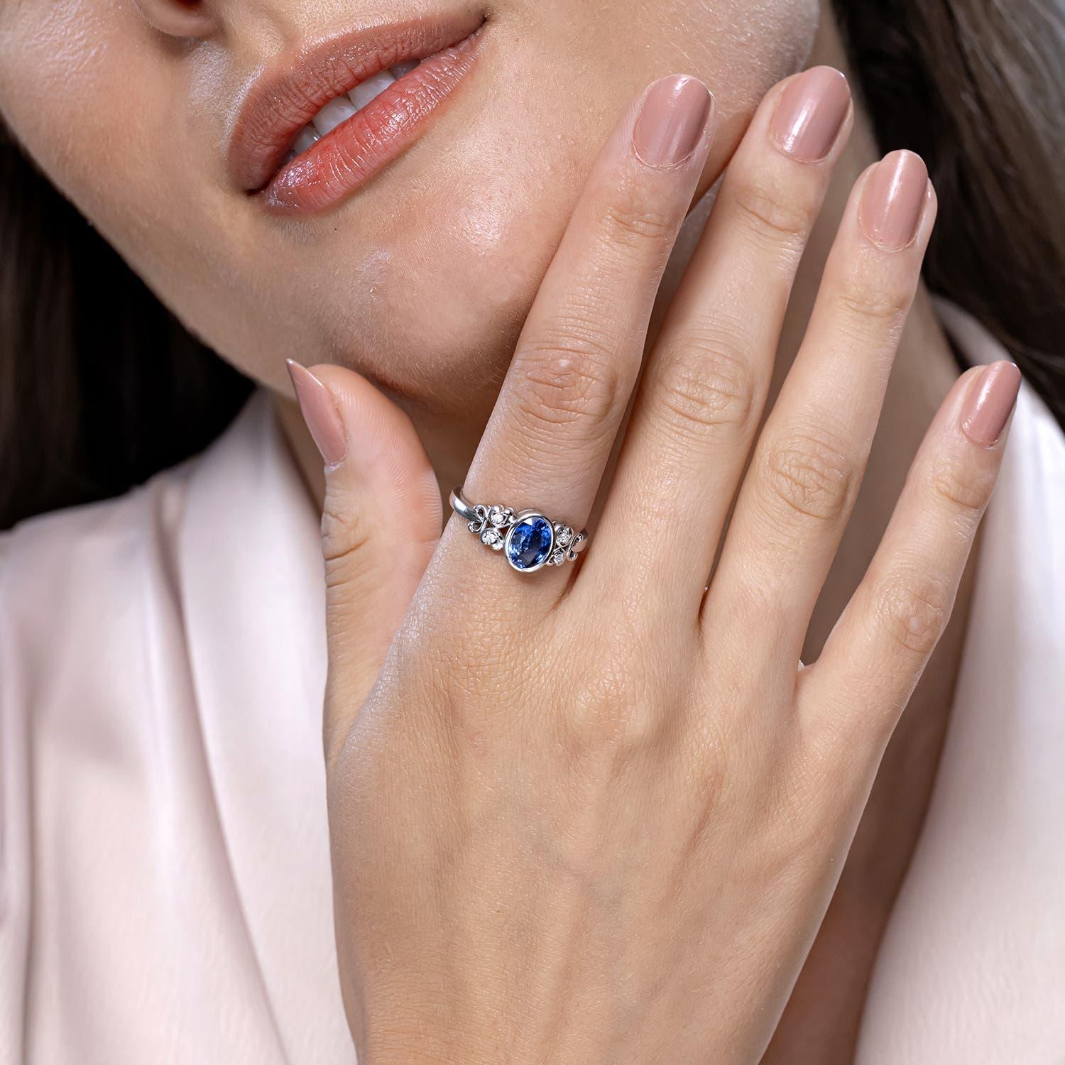 Taglio ovale Anello Angara con zaffiro ovale naturale in stile vintage e diamanti in oro massiccio 14 carati in vendita