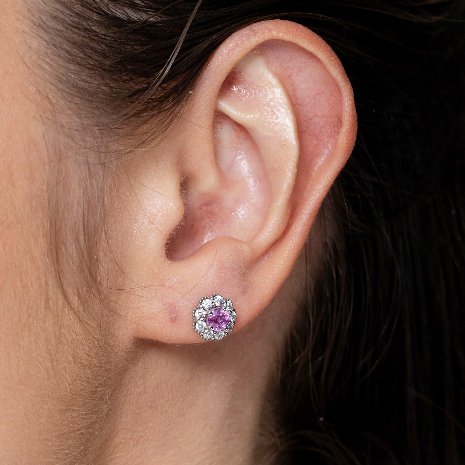 Angara Natural Vintage Style Runde rosa Saphir Halo Ohrstecker in 14K Gold (Moderne) im Angebot