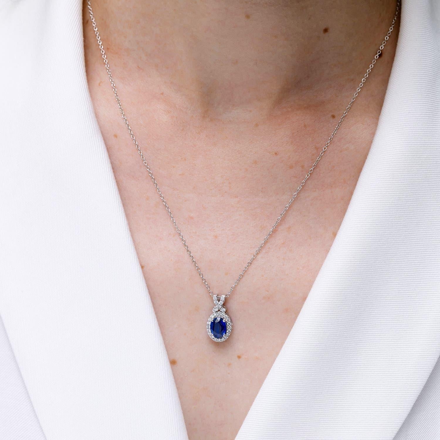Moderne Angara Pendentif saphir naturel de style vintage avec halo en diamant or massif 14K en vente
