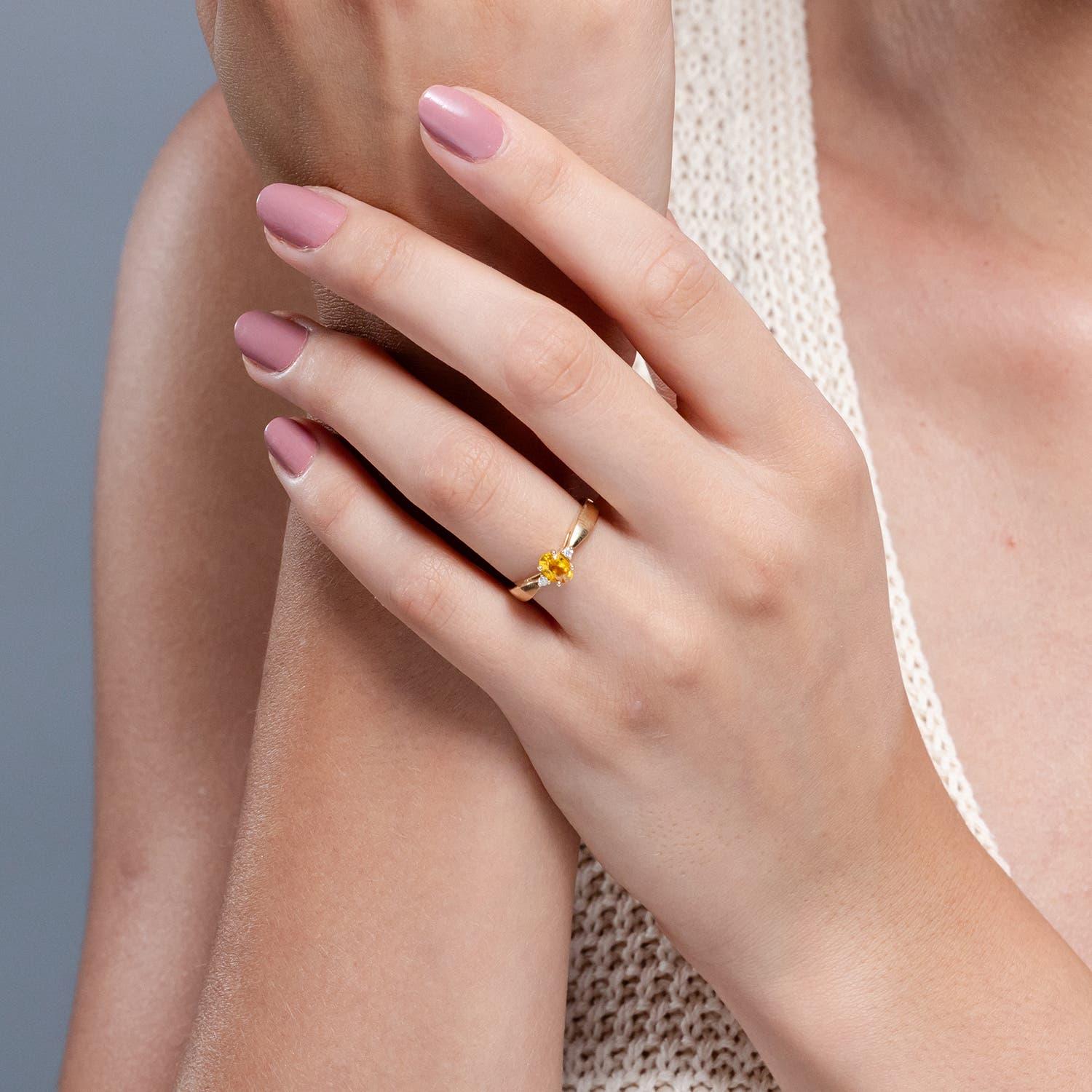 Taille ovale Bague solitaire en saphir jaune naturel Angara avec diamants en or massif 14K en vente