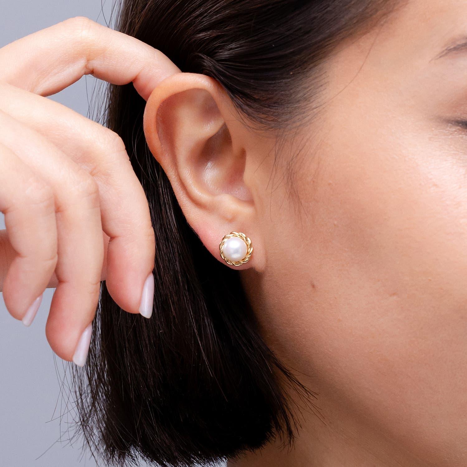 Taille ronde Angara - Clous d'oreilles en or massif 14K avec perles de culture d'eau douce solitaires et torsadées en vente