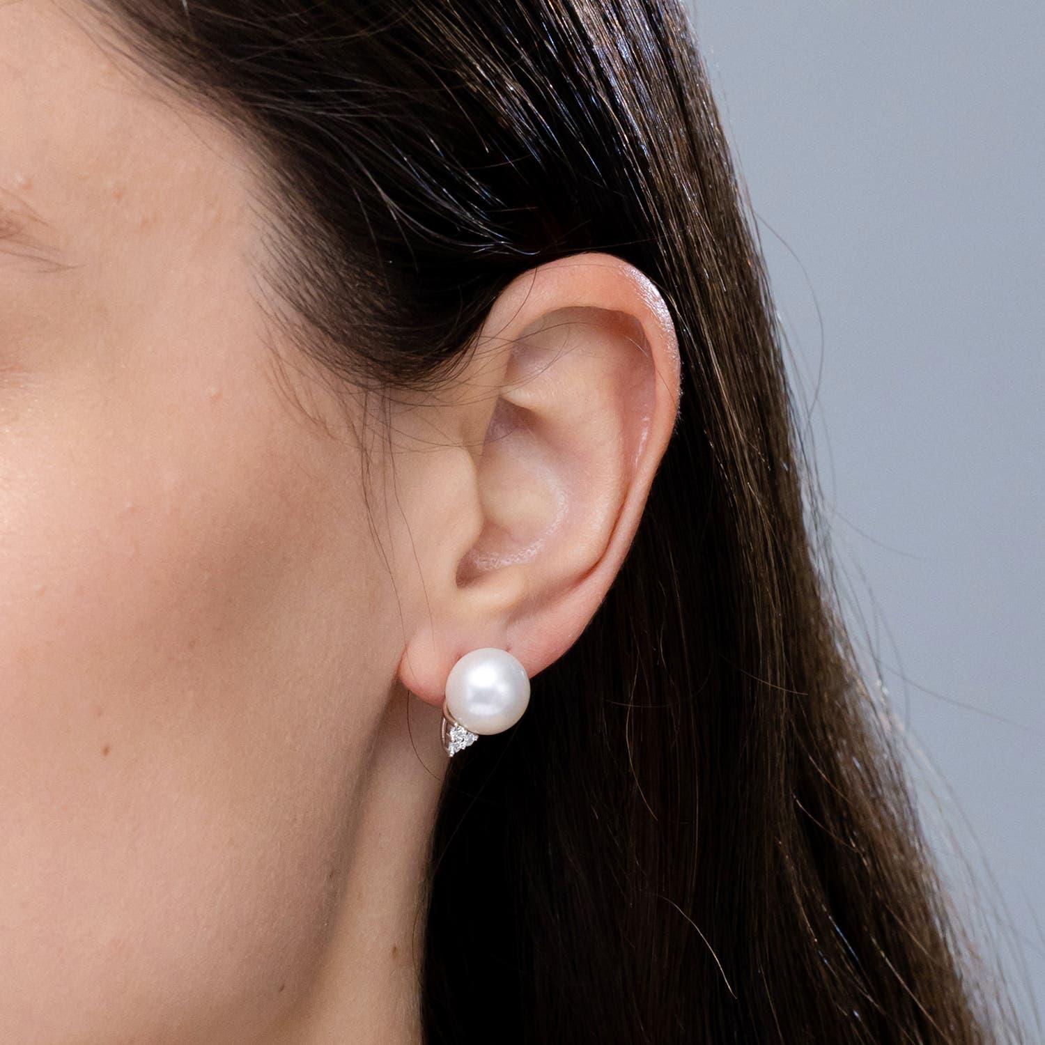 Moderne Boucles d'oreilles Angara perles de culture des mers du sud avec Trio de diamants en or massif 14K en vente