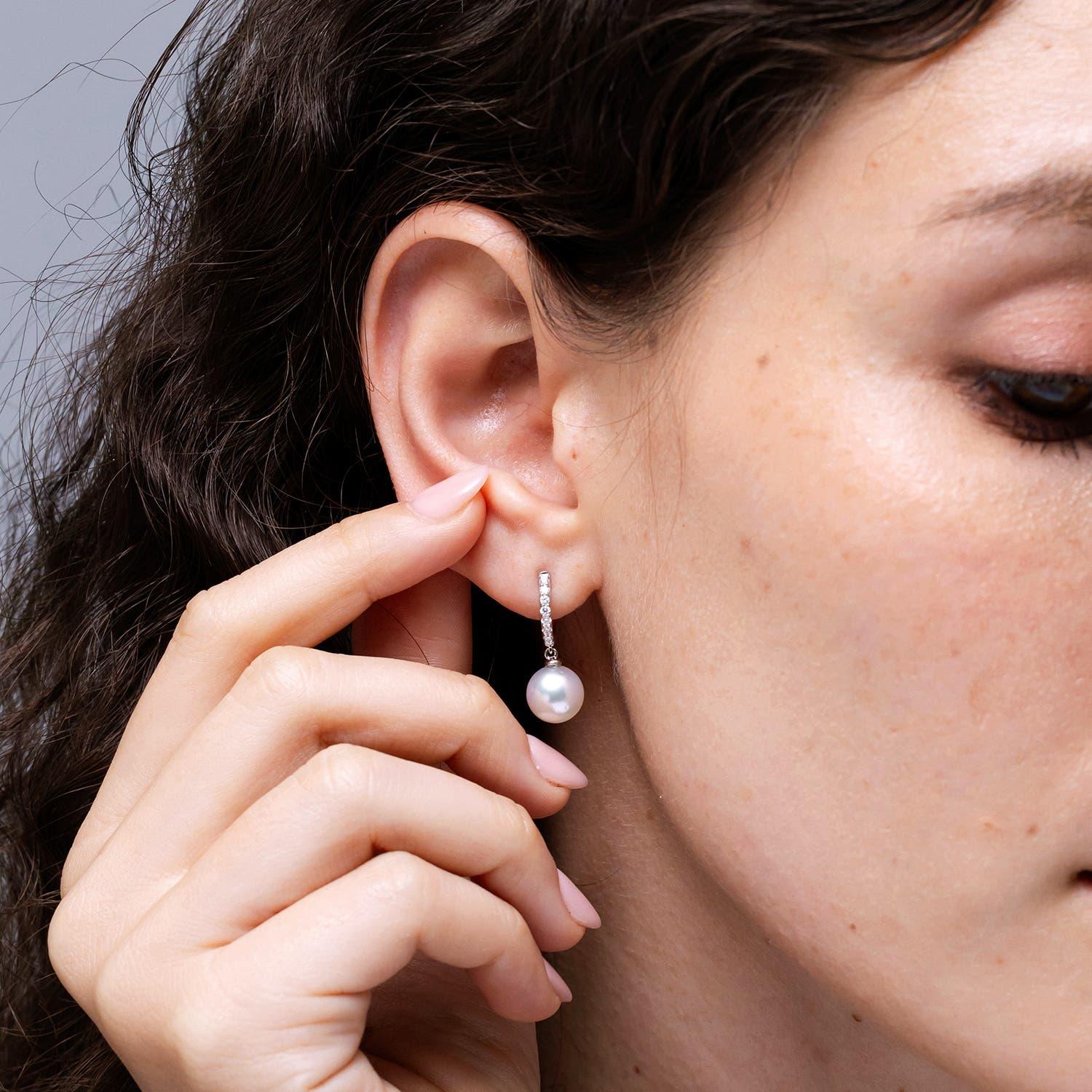 Angara Südsee-Zuchtperle Huggie Hoop-Ohrringe in 14K massivem Gold für Frauen (Rundschliff) im Angebot