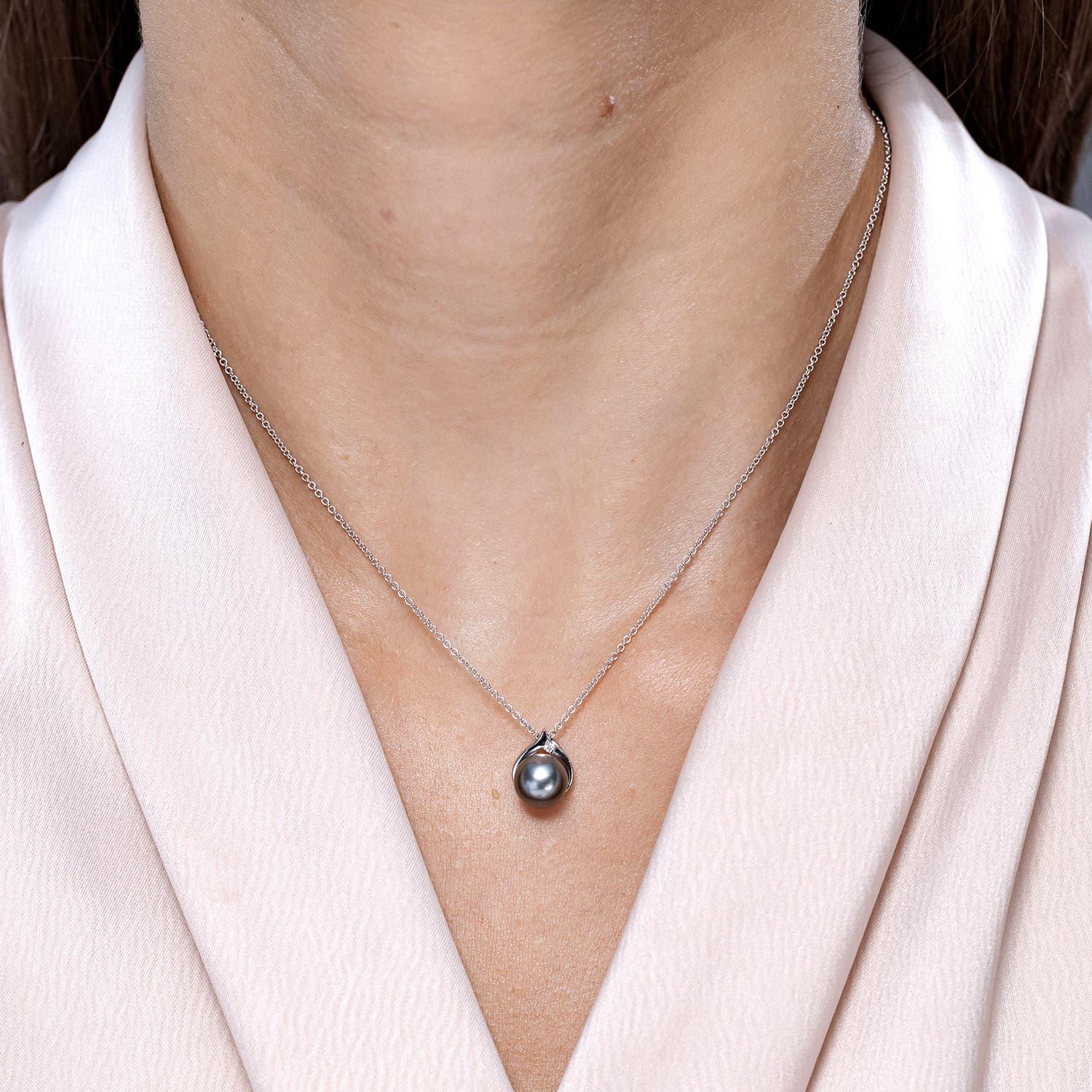 Moderne Pendentif solitaire en or massif 14K avec diamant et perle de culture de Tahiti Angara en vente