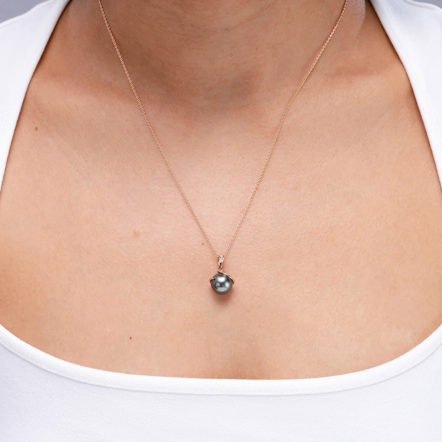 Taille ronde Pendentif spirale en or massif 14K avec perles de culture de Tahiti Angara et diamants en vente
