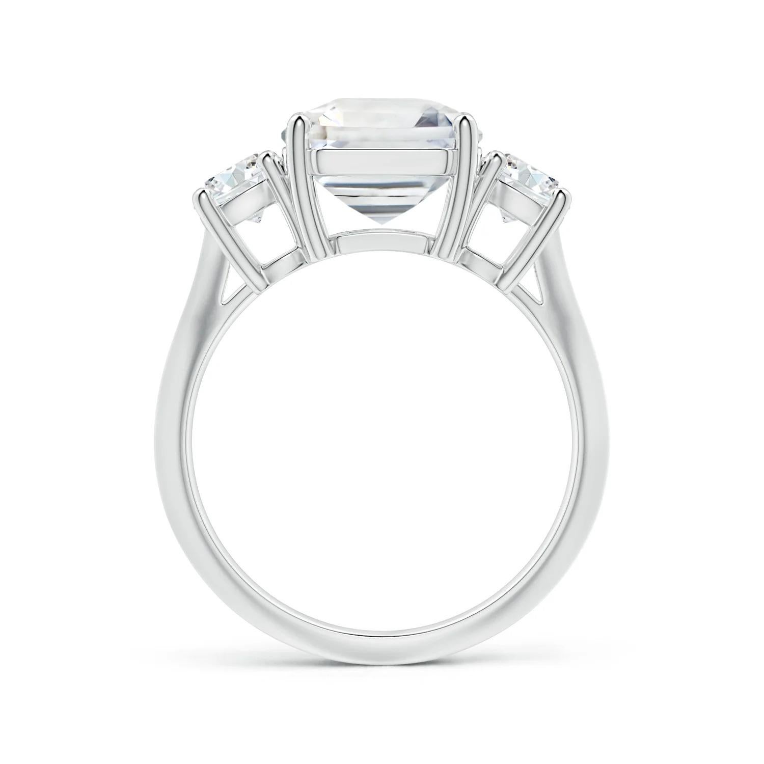 En vente :  ANGARA Bague à trois pierres en or blanc avec saphir blanc de taille émeraude certifié par le GIA 2