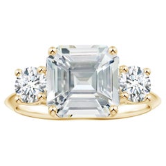 Anello Angara a tre pietre con zaffiro bianco taglio smeraldo certificato Gia in oro giallo