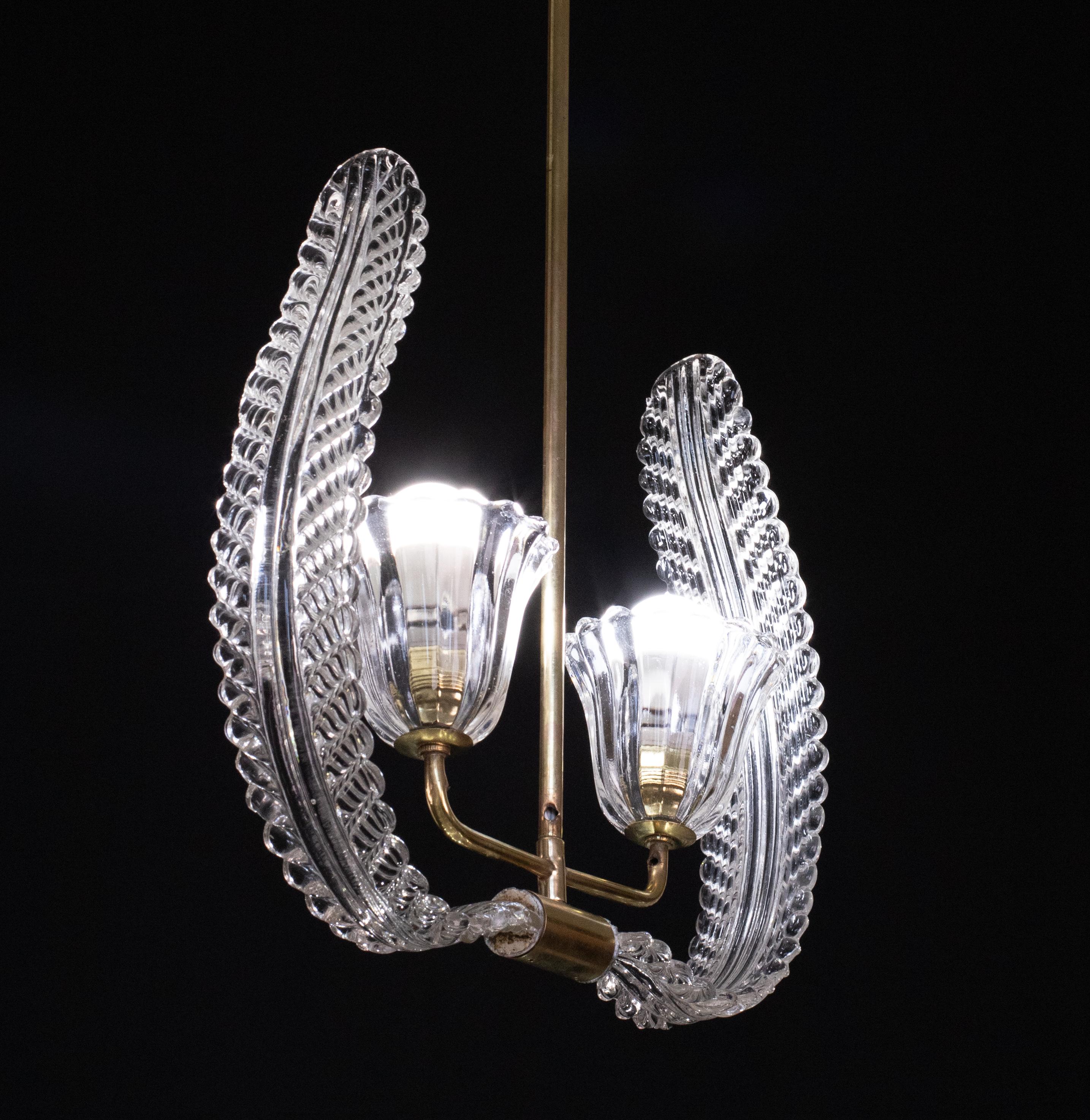 Lampada a sospensione di Barovier&Toso, soffiata a mano, con accessori in ottone, completamente restaurata.

Due foglie in un bellissimo vetro trasparente.

Tutti i vetri sono in perfette condizioni.

Il lampadario è alto 80 cm e largo 38