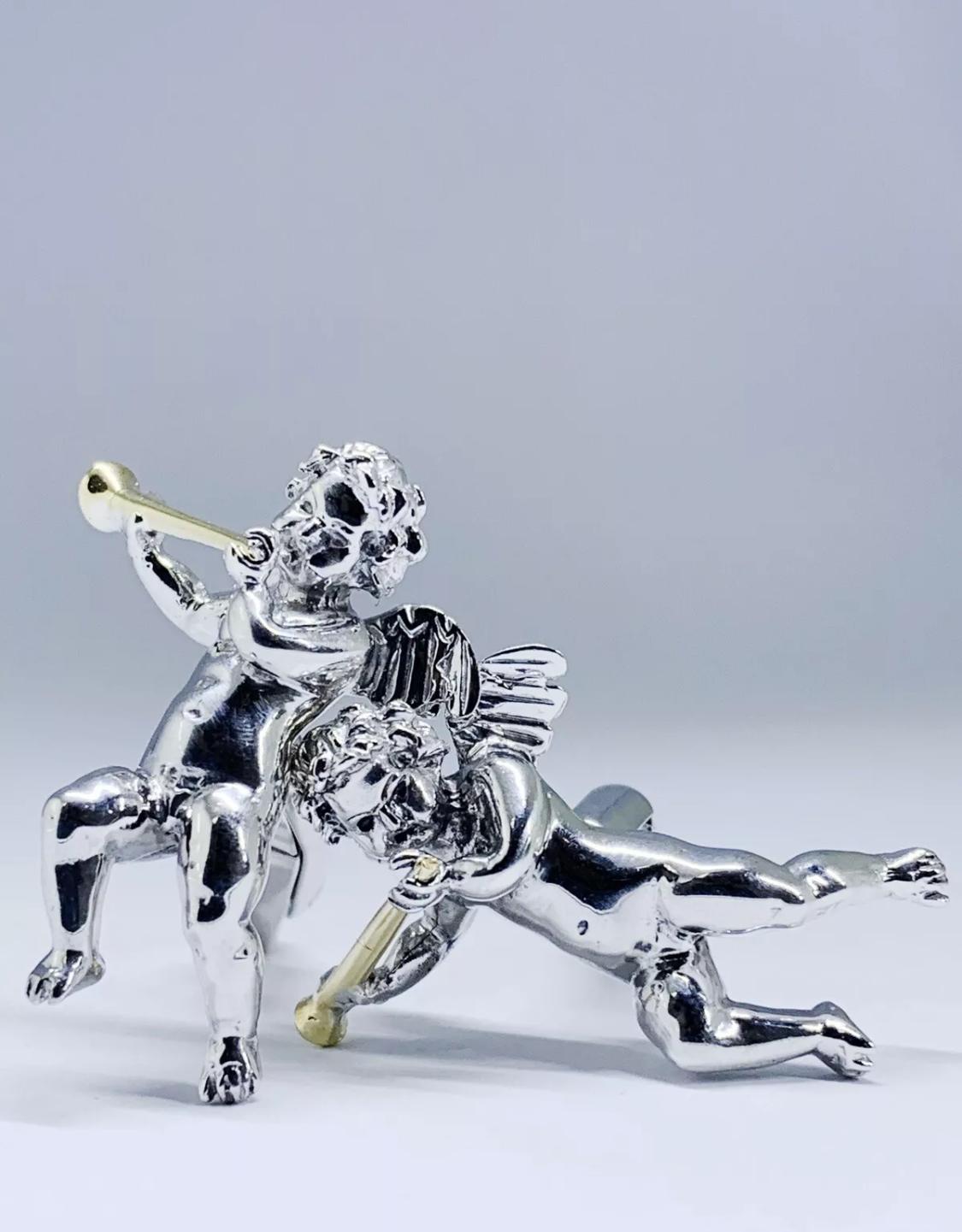 Preciosos gemelos artesanales con forma de Ángel en plata de ley fina.
Impresionantes gemelos de plata hechos a mano, ¡el regalo perfecto para tu ser querido!
Detalles dorados, forma de ángel hecha a medida en plata de ley fina.
Acompañado de