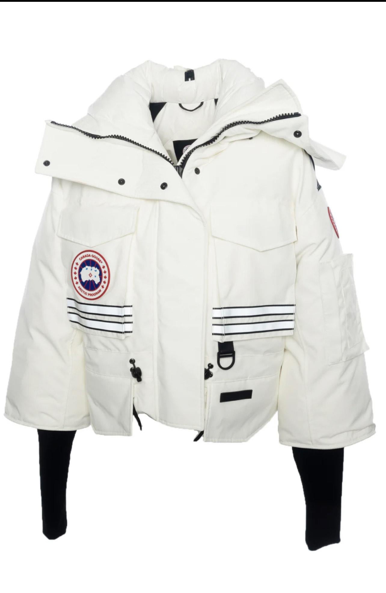 La Angel Chen × Canada Goose White Snow Mantra Cropped Jacket è un pezzo forte della collaborazione tra lo stilista cinese d'avanguardia Angel Chen e il famoso marchio di abbigliamento Canada Goose. Questa giacca in edizione limitata reimmagina