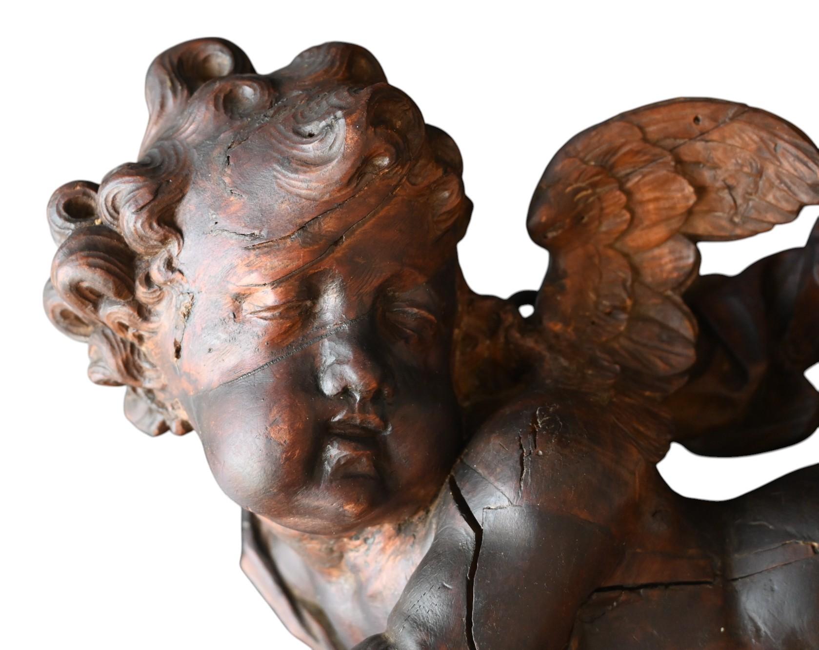 Ángel de madera tallada, alto barroco, finales del siglo XVII - principios del XVIII
Origen - Bávaro (Múnich / Augsburgo), austriaco (Salzburgo / Tirol), alemán del sur
Longitud medida en línea recta 39 cm, altura 27 cm