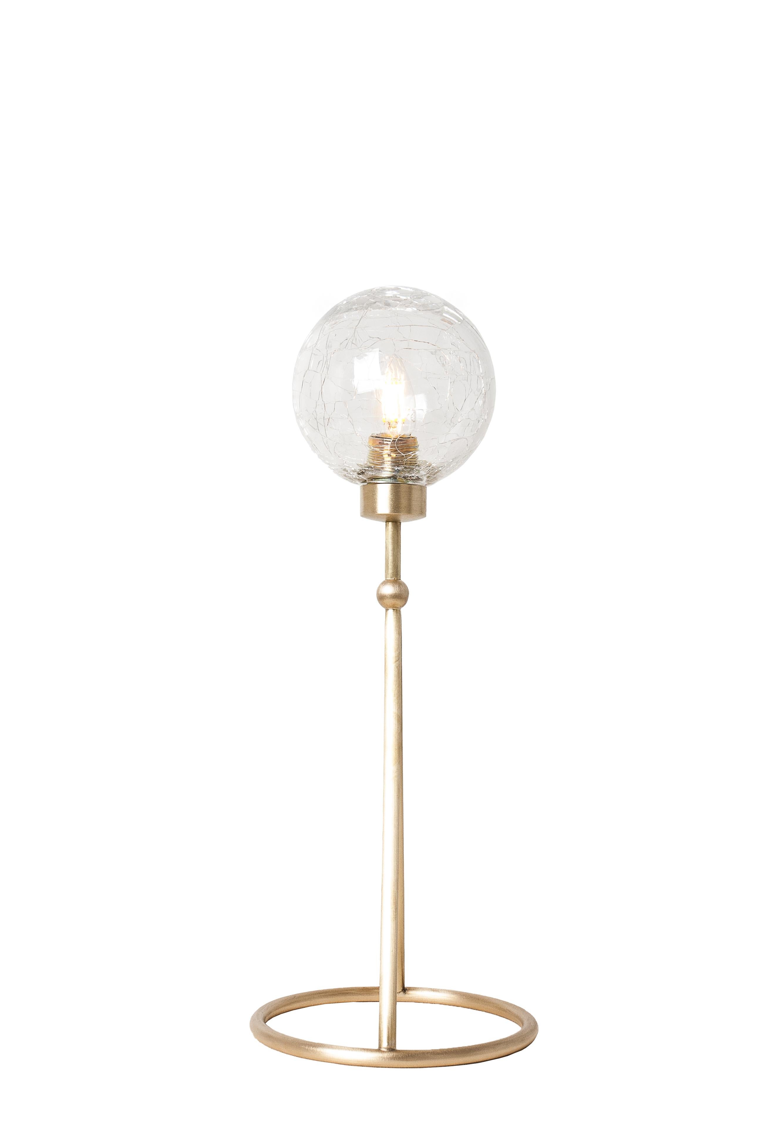 ÁNGEL - ojos brillantes
 
Lámpara de mesa

Líneas limpias, elegancia y movimiento atemporal: nuestra nueva creación Angel captura la esencia del brillo, una silueta que invita a la gracia y la libertad.
Inspirada en el brillo del Amor puro, la