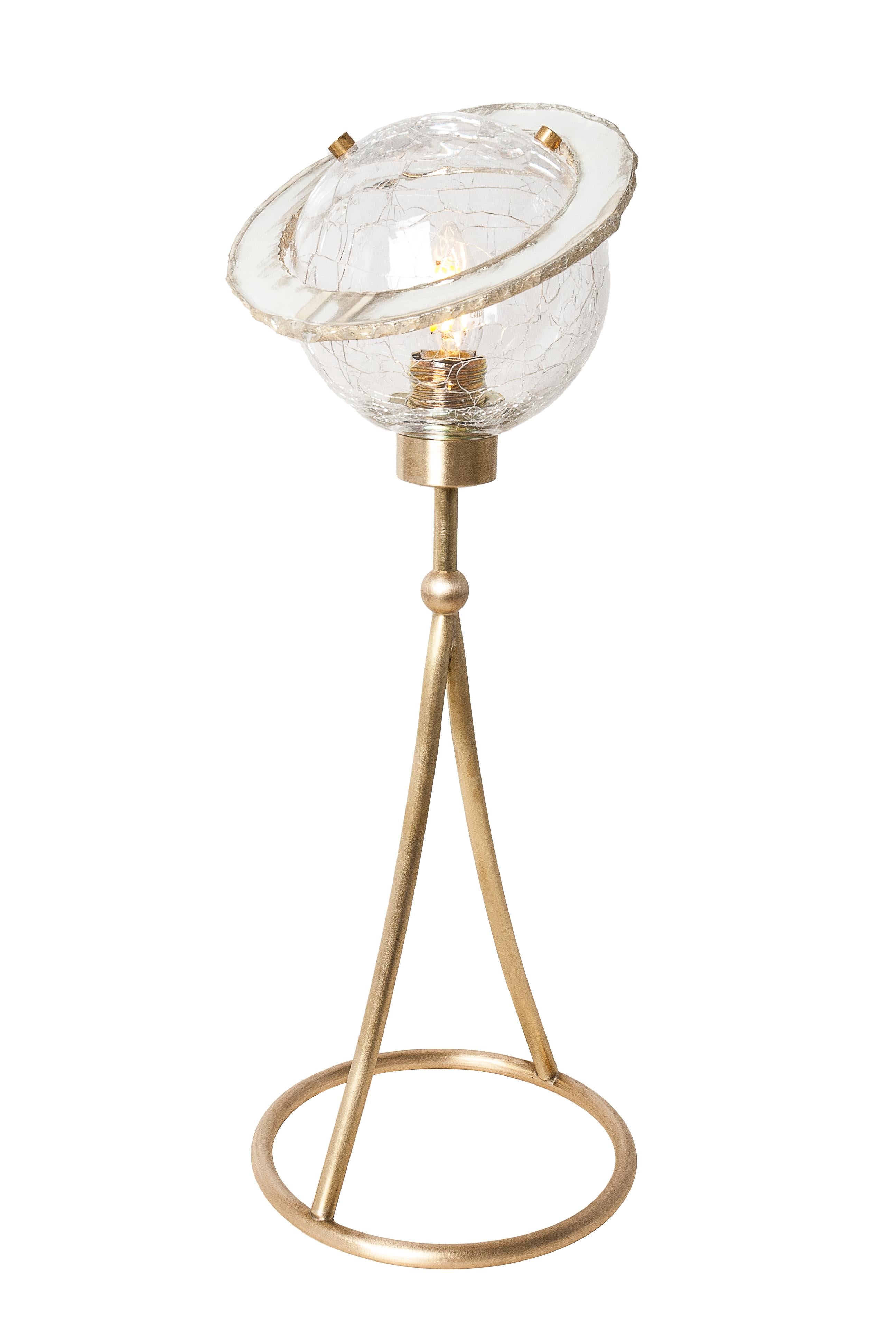 Zeitgenössische „Angel“-Tischlampe, Kristallschale, versilberter Glasring (Versilbert) im Angebot