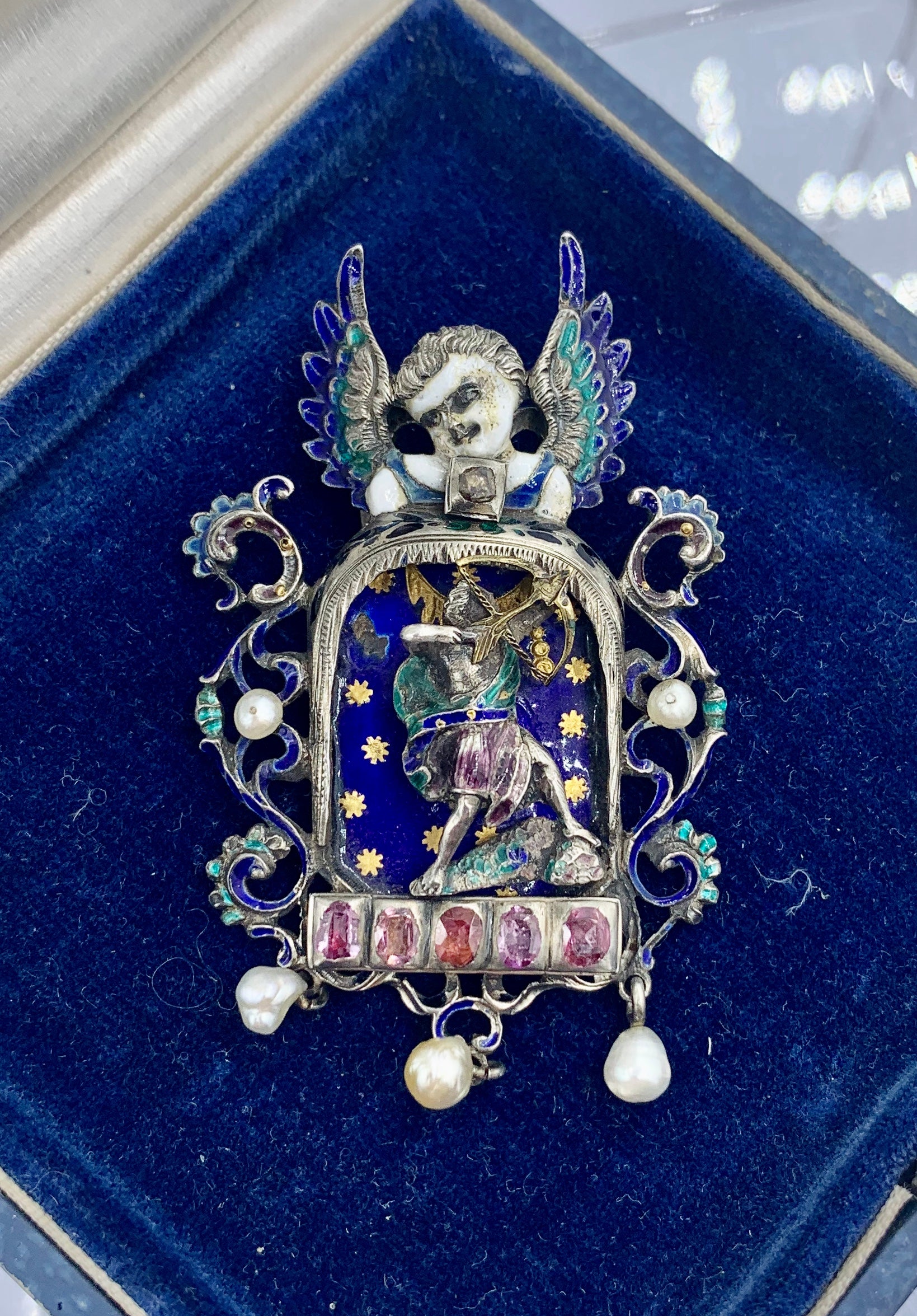 Taille ovale Collier pendentif Angel Cupidon de la Renaissance austro-hongroise en émail, rubis et diamants en vente