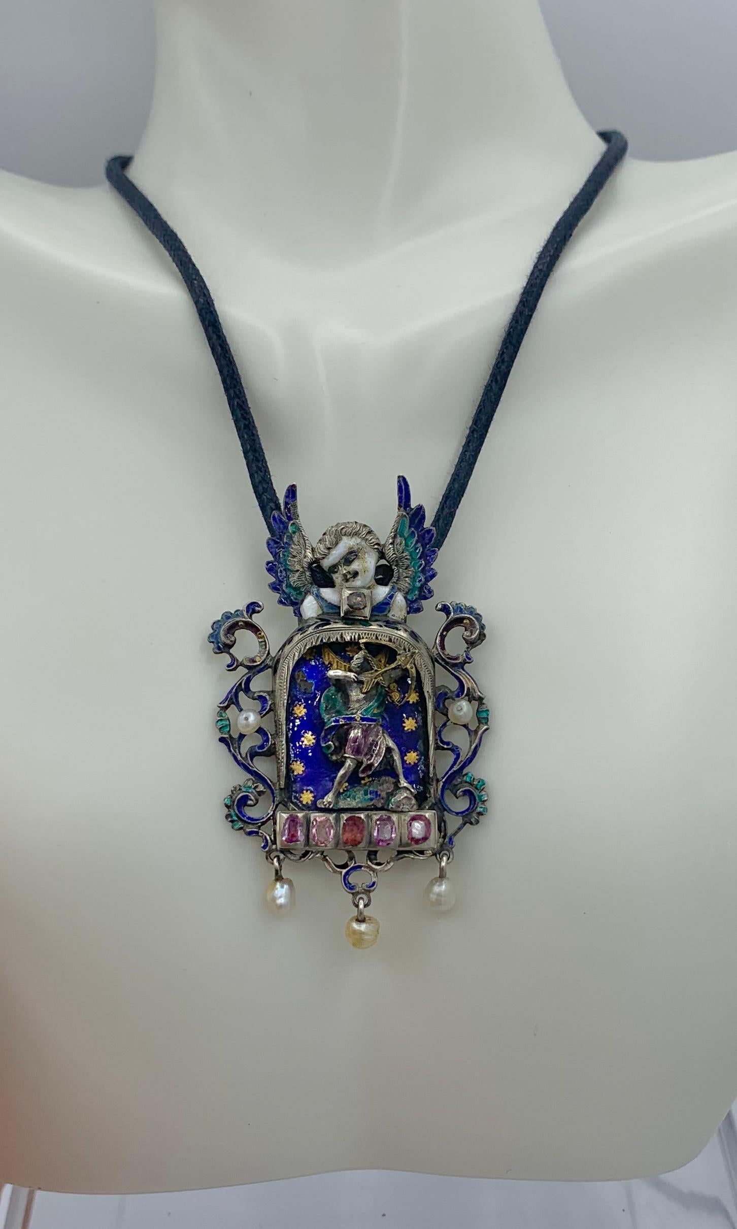 Collier pendentif Angel Cupidon de la Renaissance austro-hongroise en émail, rubis et diamants Bon état - En vente à New York, NY