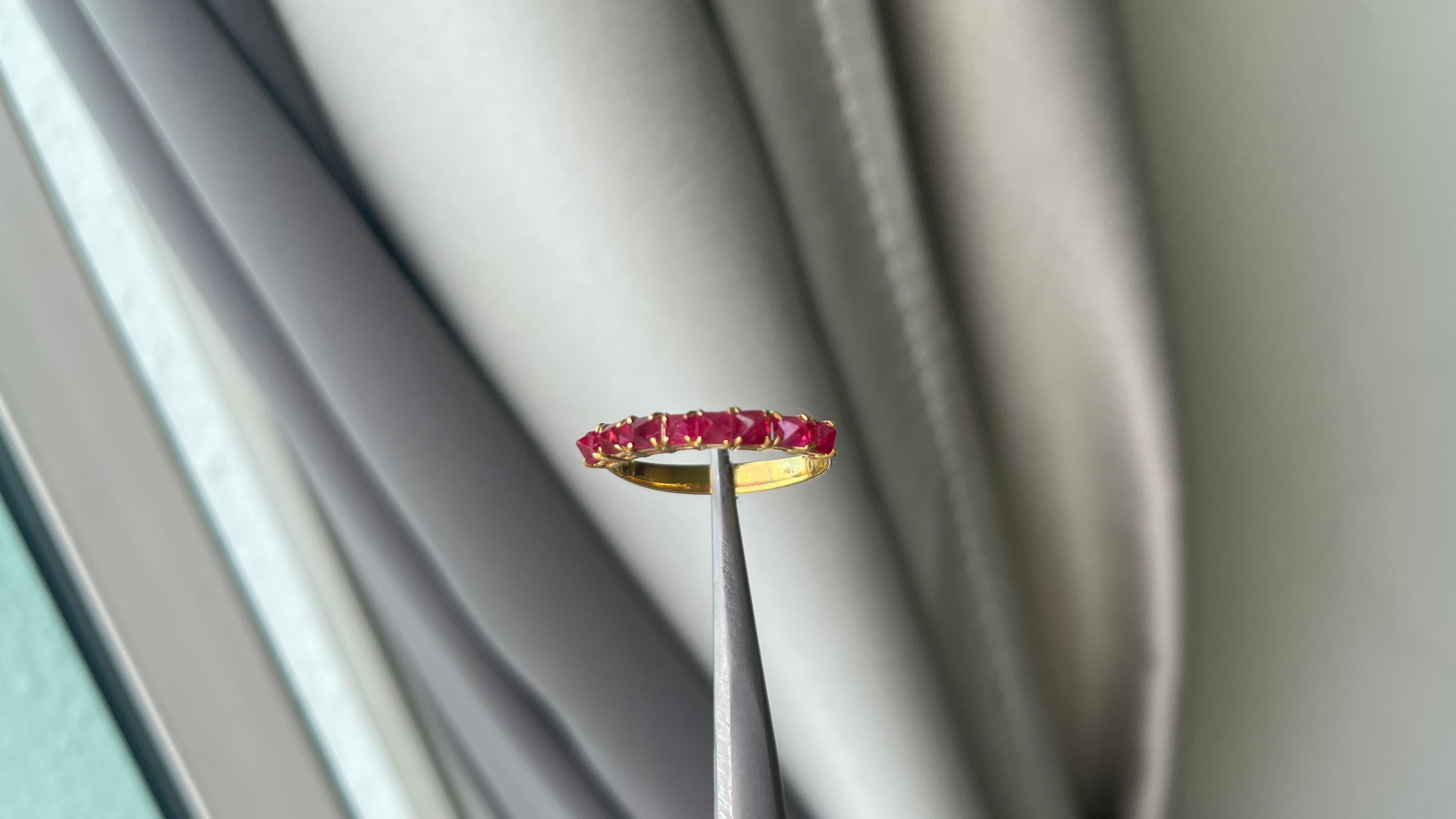 Anillo de espinela roja talla ángel en oro macizo de 18 quilates en venta 4