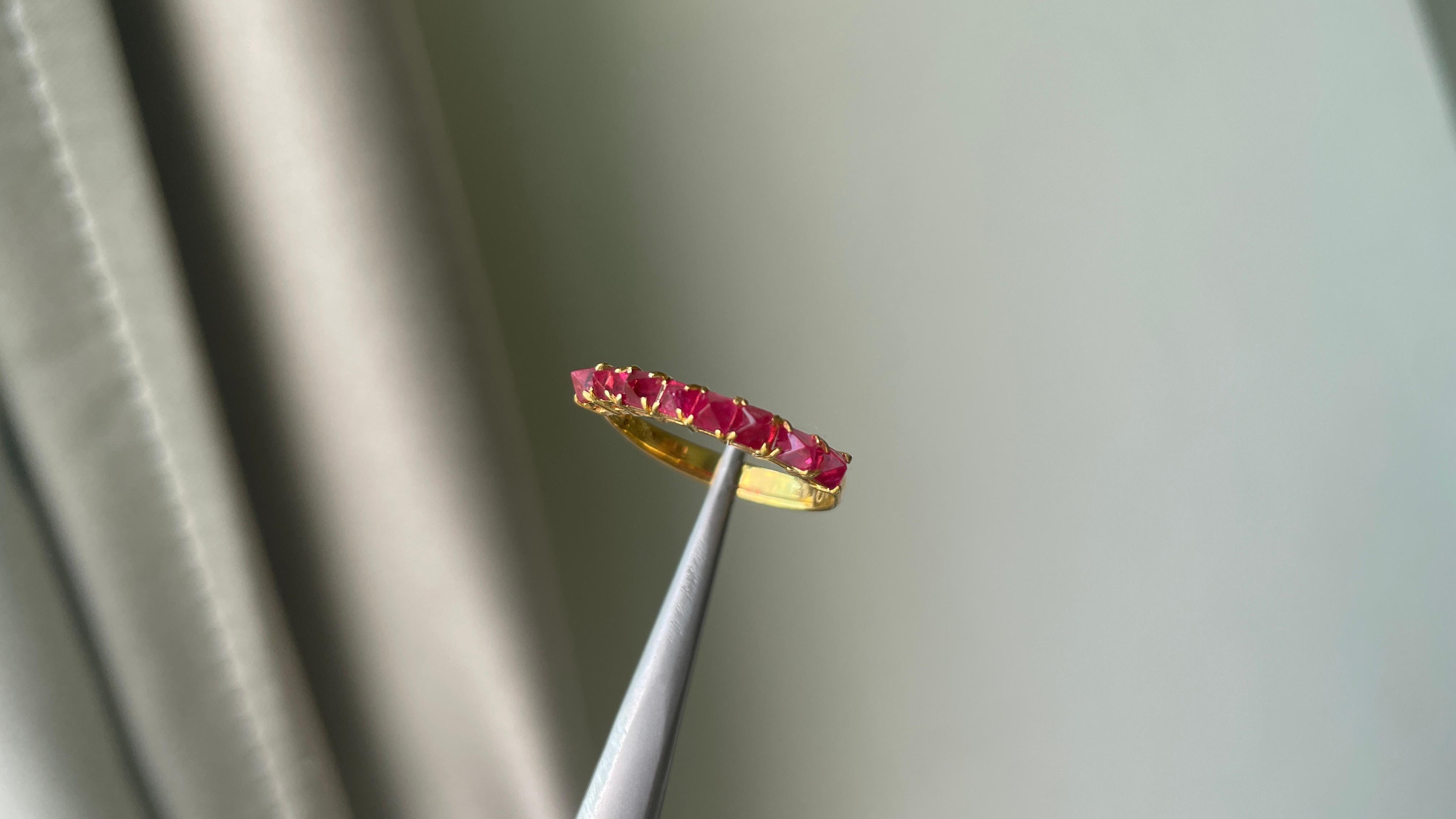 Anillo de espinela roja talla ángel en oro macizo de 18 quilates en venta 5