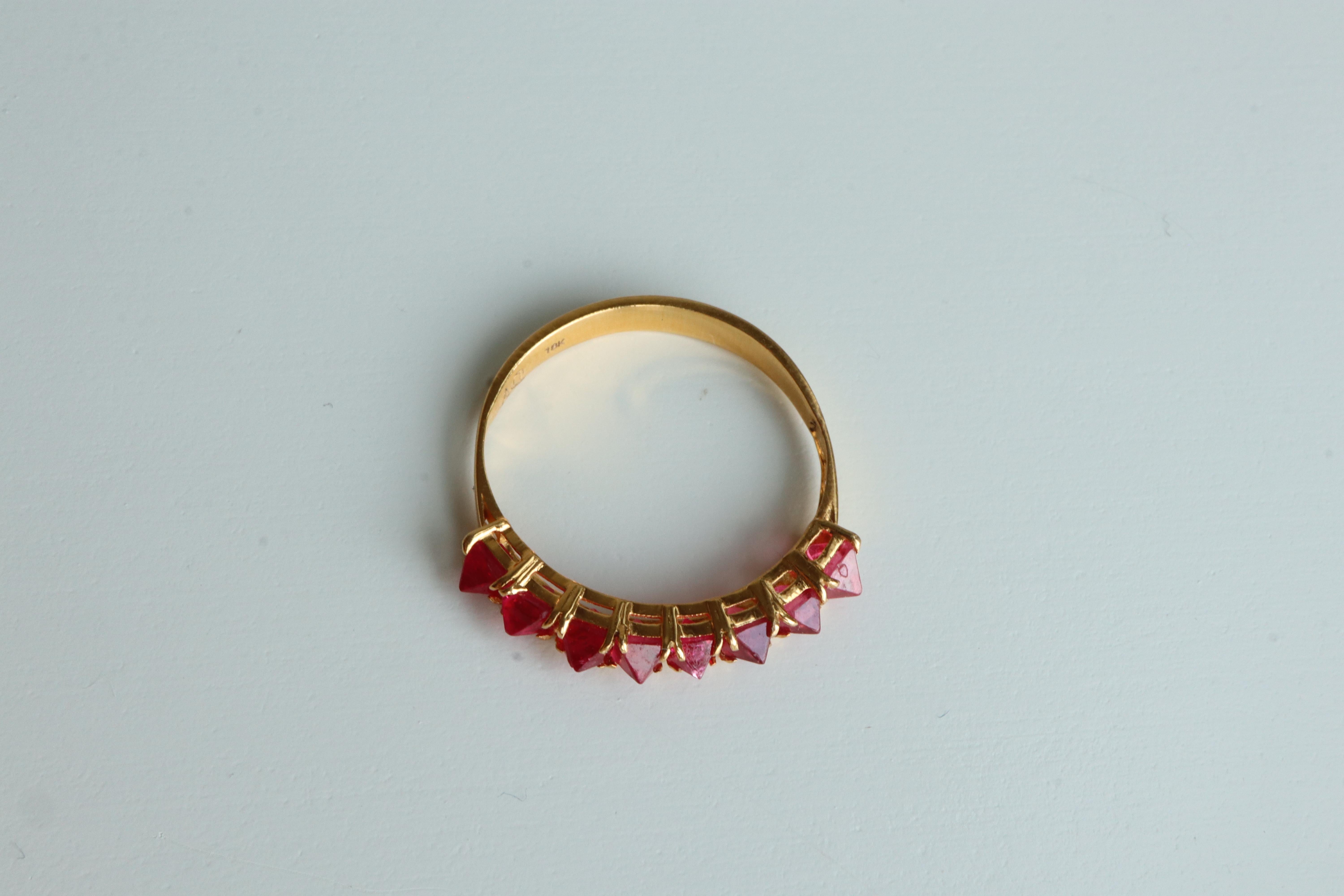 Anillo de espinela roja talla ángel en oro macizo de 18 quilates Art Decó en venta