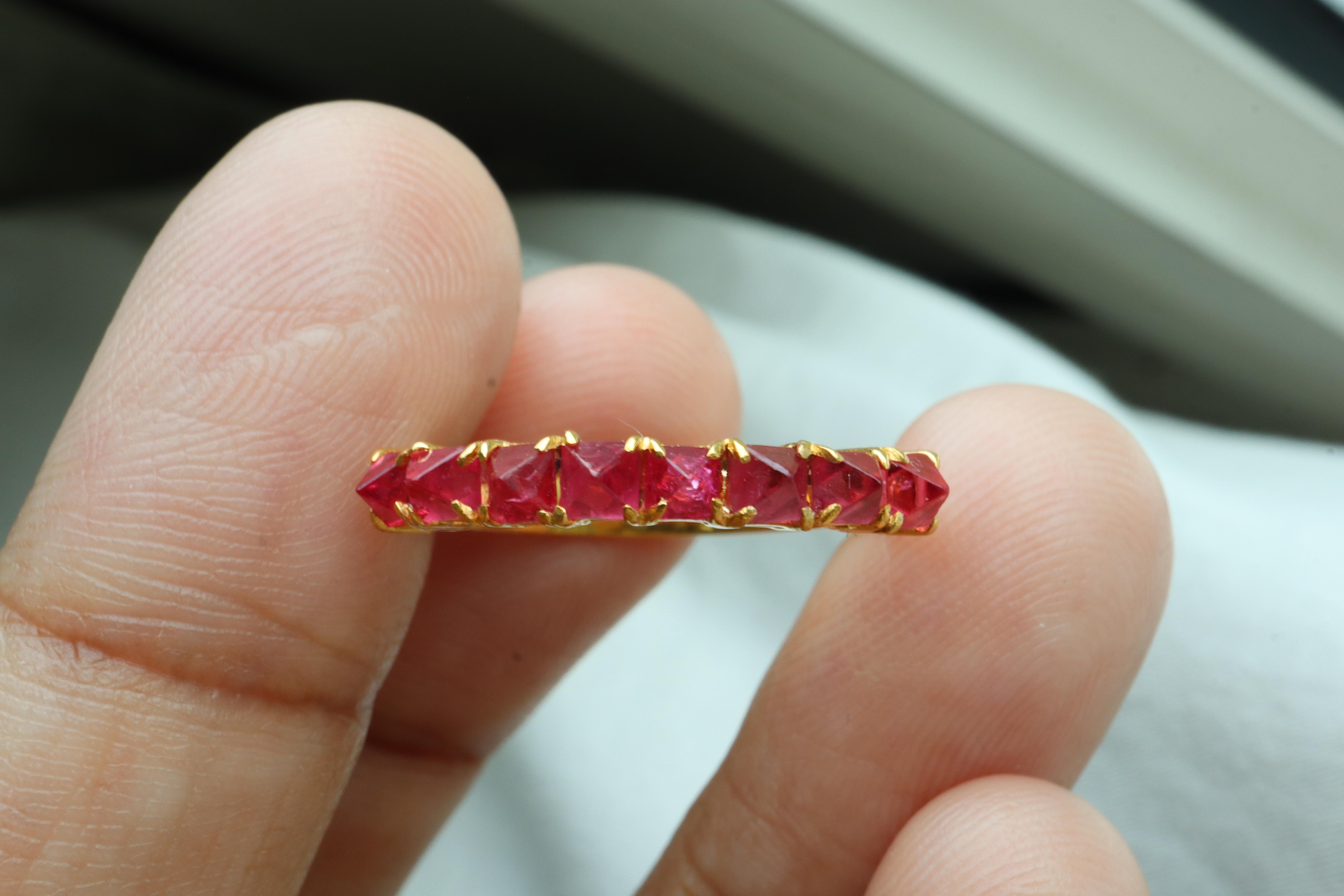 Anillo de espinela roja talla ángel en oro macizo de 18 quilates Corte octogonal en venta