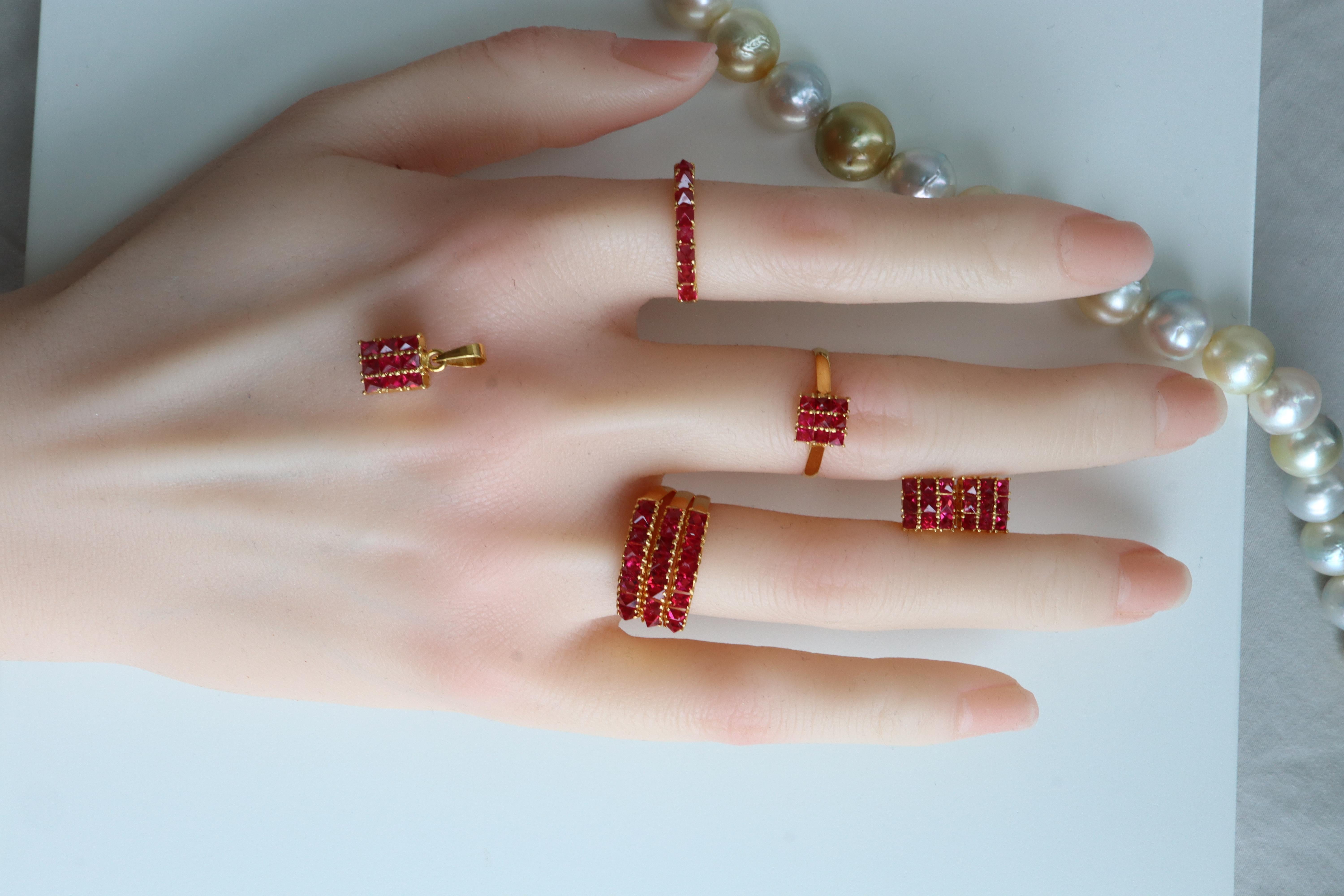 Anillo de espinela roja talla ángel en oro macizo de 18 quilates en venta 1