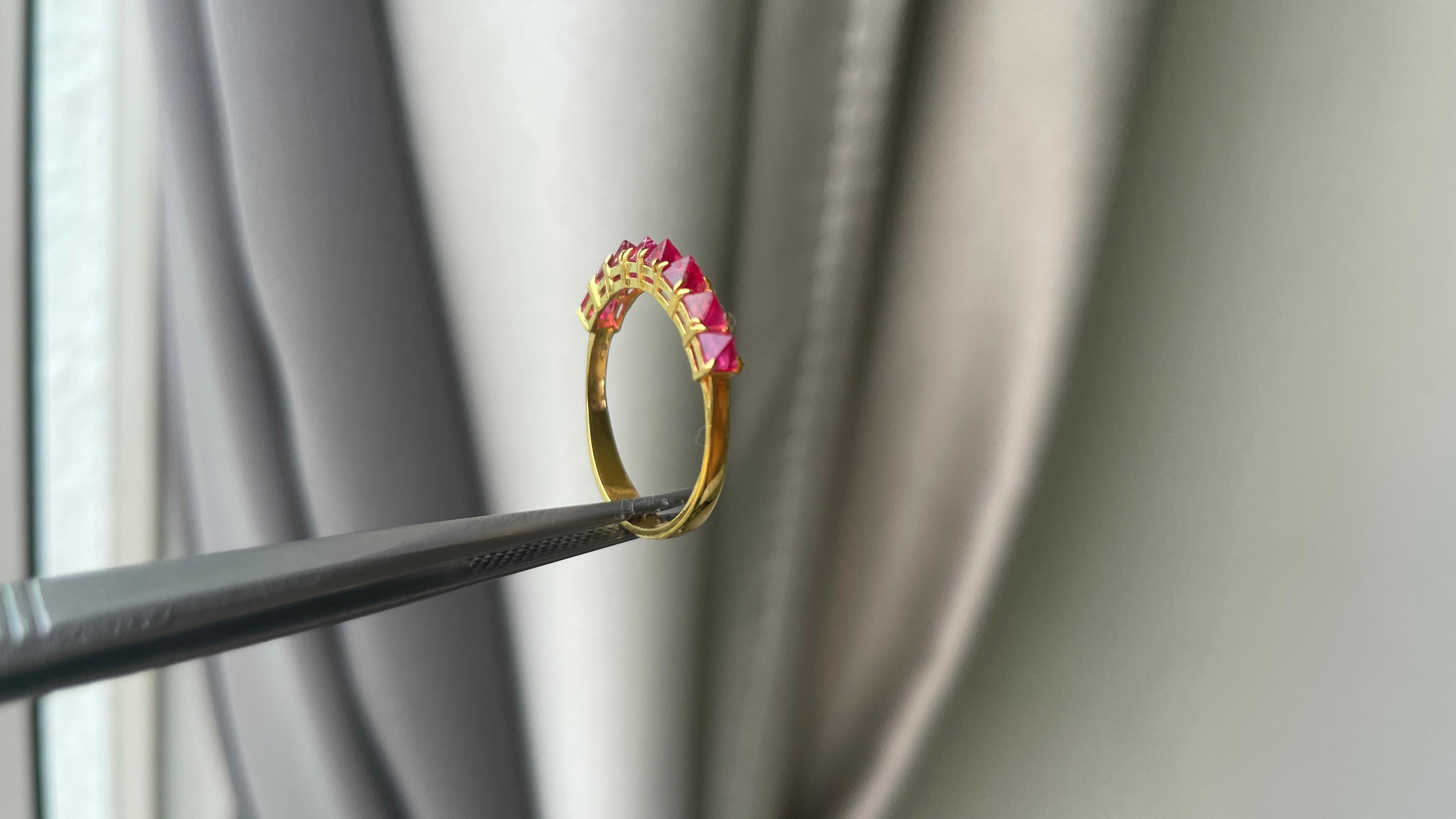 Anillo de espinela roja talla ángel en oro macizo de 18 quilates en venta 2