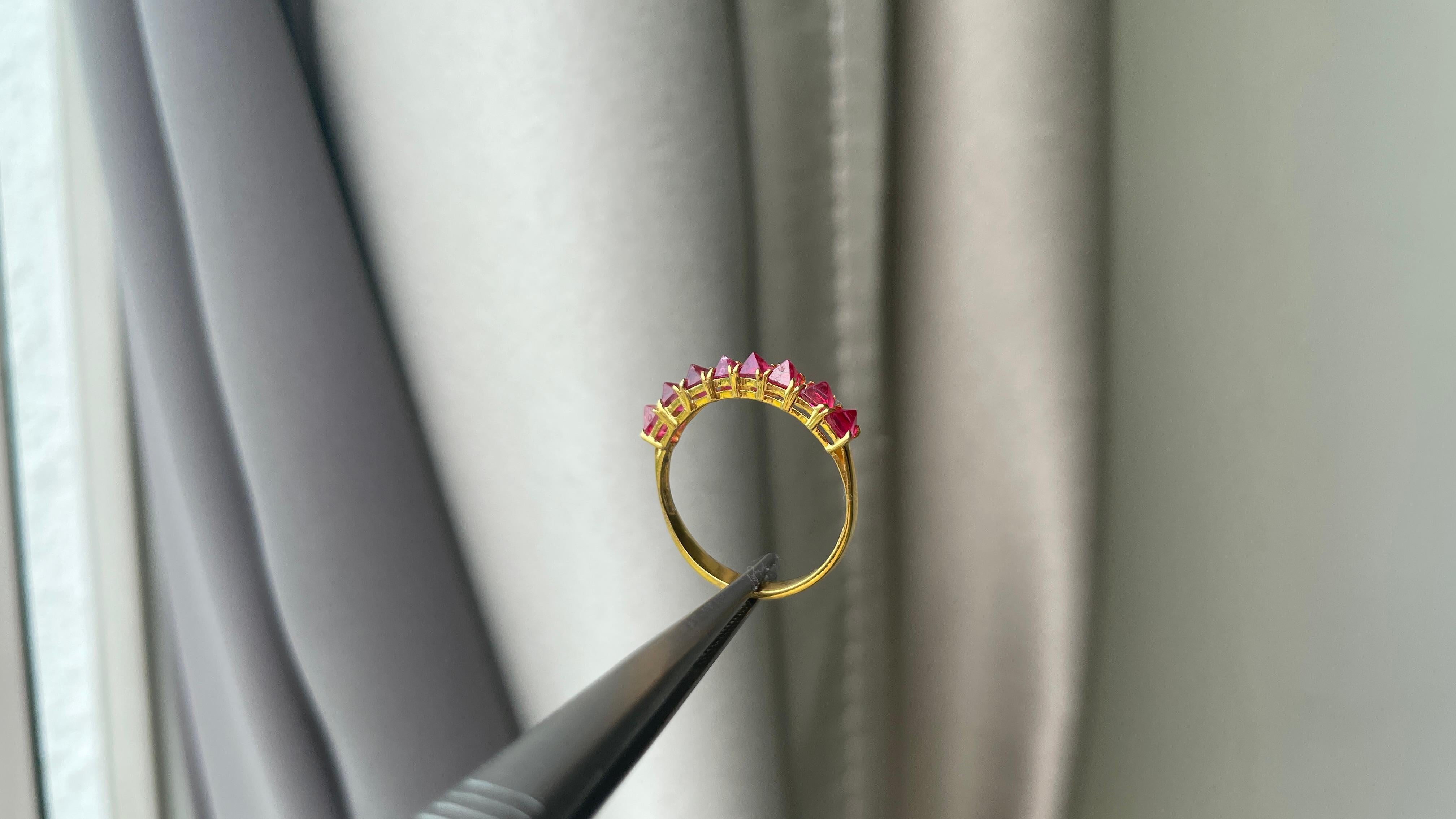 Anillo de espinela roja talla ángel en oro macizo de 18 quilates en venta 3