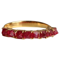 Anillo de espinela roja talla ángel en oro macizo de 18 quilates