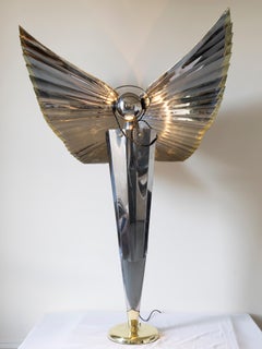 Ange DJ par Sam Rush. Ange de 5 pieds 10 pouces en acier inoxydable et en laiton dans le style des années 1930.