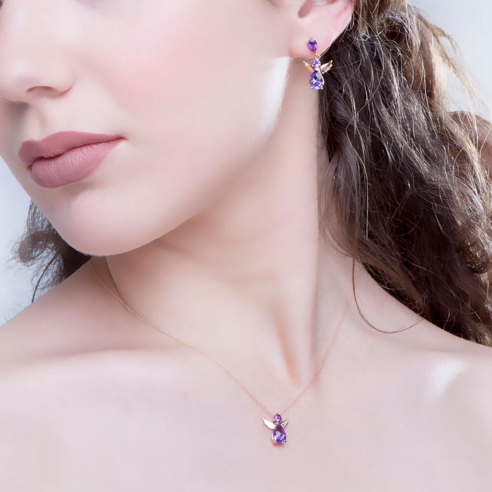Guardian Angel Drop Earrings in 18Kt Rose Gold with Pear and Round Purple Amethyst.
The angels are made of 18 Kt rose gold and purple amethyst stones. The earrings belong to 