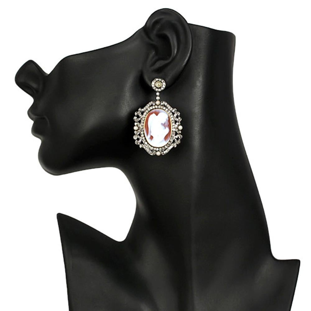 Artisan Boucles d'oreilles en or 18 carats avec figurine d'ange sculptée sur camée en coquillage, perles et diamants en vente