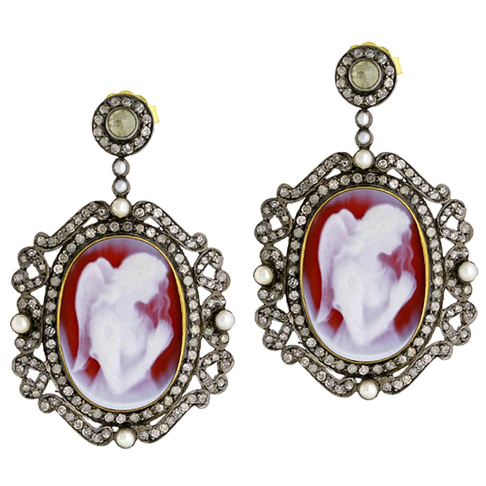 Pendientes Camafeo Figura de Ángel Tallada en Concha con Perla y Diamante en Oro de 18k